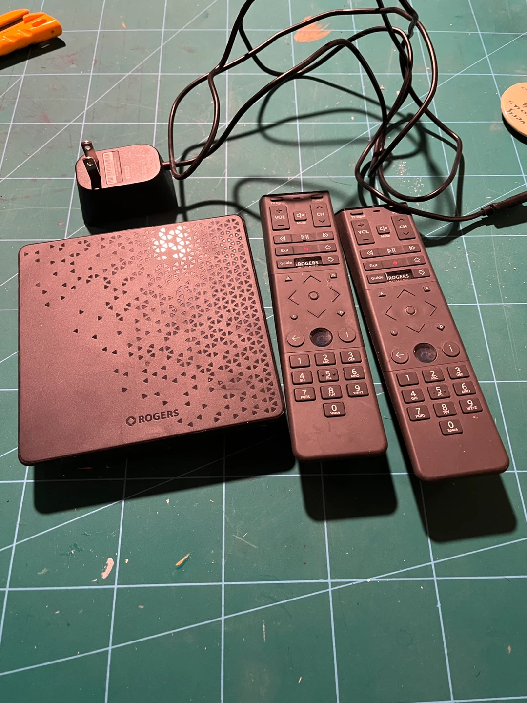 Rogers Xi6-T Streaming Box with 2 Remotes and Power Adapter