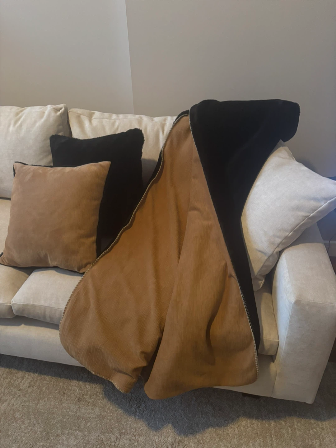 Throw and cushions - photo 2