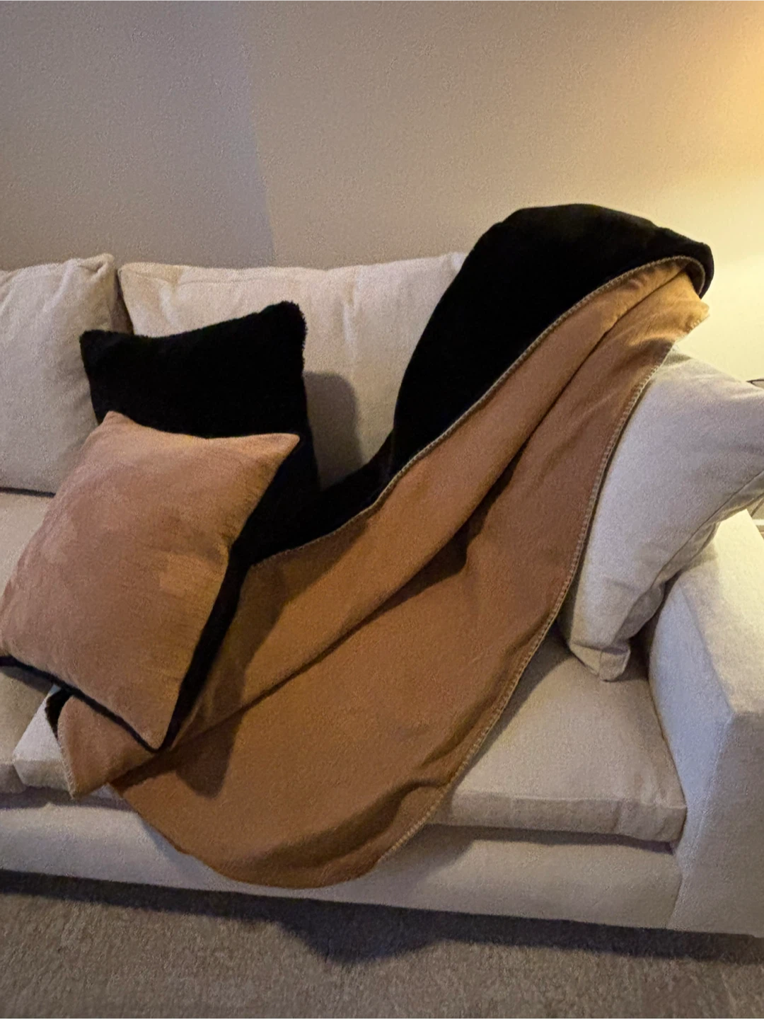 Throw and cushions - photo 3
