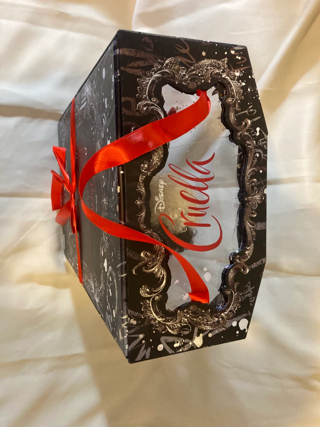 Disney Cruella Limited Edition Doll - photo 4