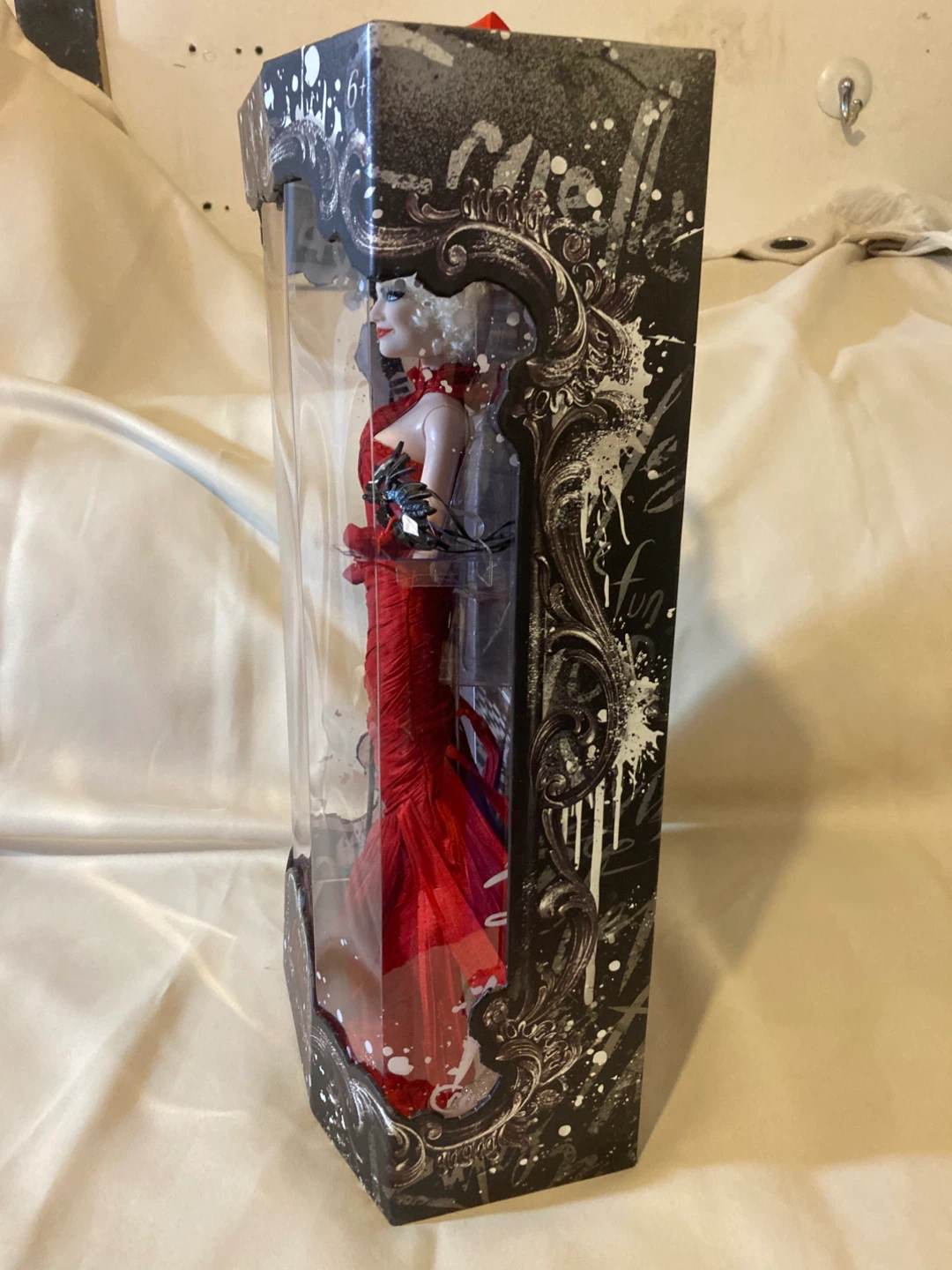Disney Cruella Limited Edition Doll - photo 5