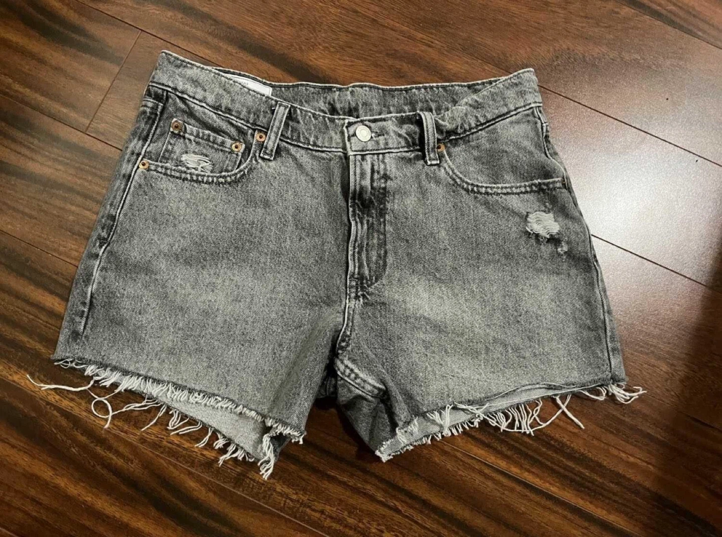 Gap women’s size 28 (6) denim shorts, grey distressed