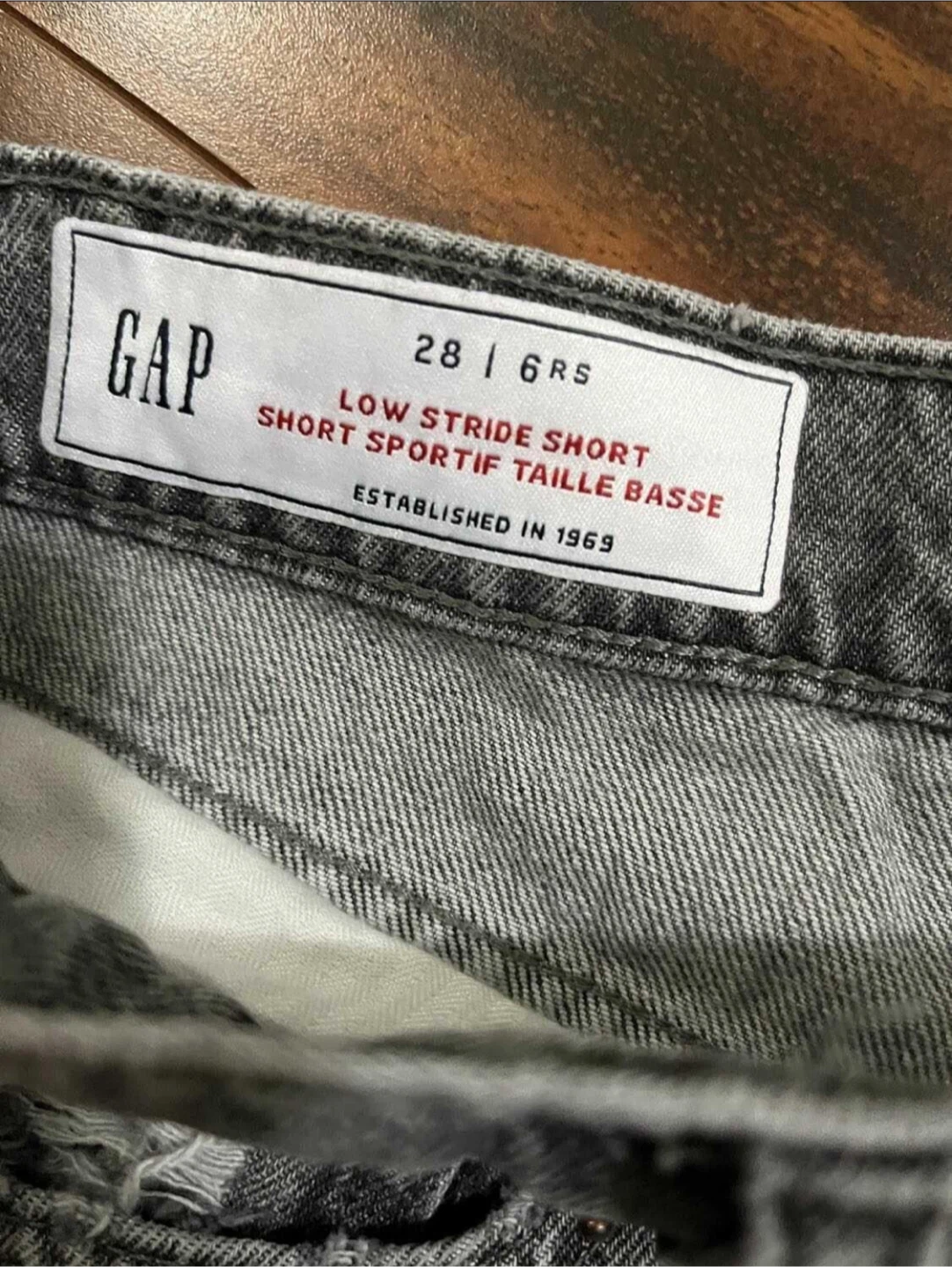 Gap women’s size 28 (6) denim shorts, grey distressed - photo 2