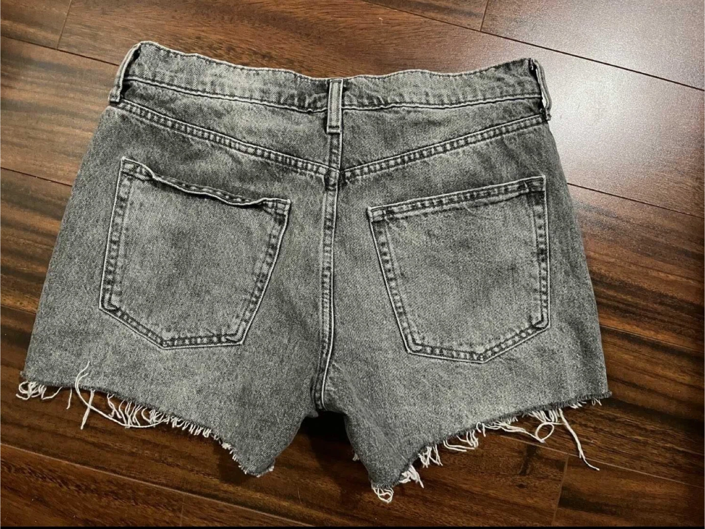 Gap women’s size 28 (6) denim shorts, grey distressed - photo 4