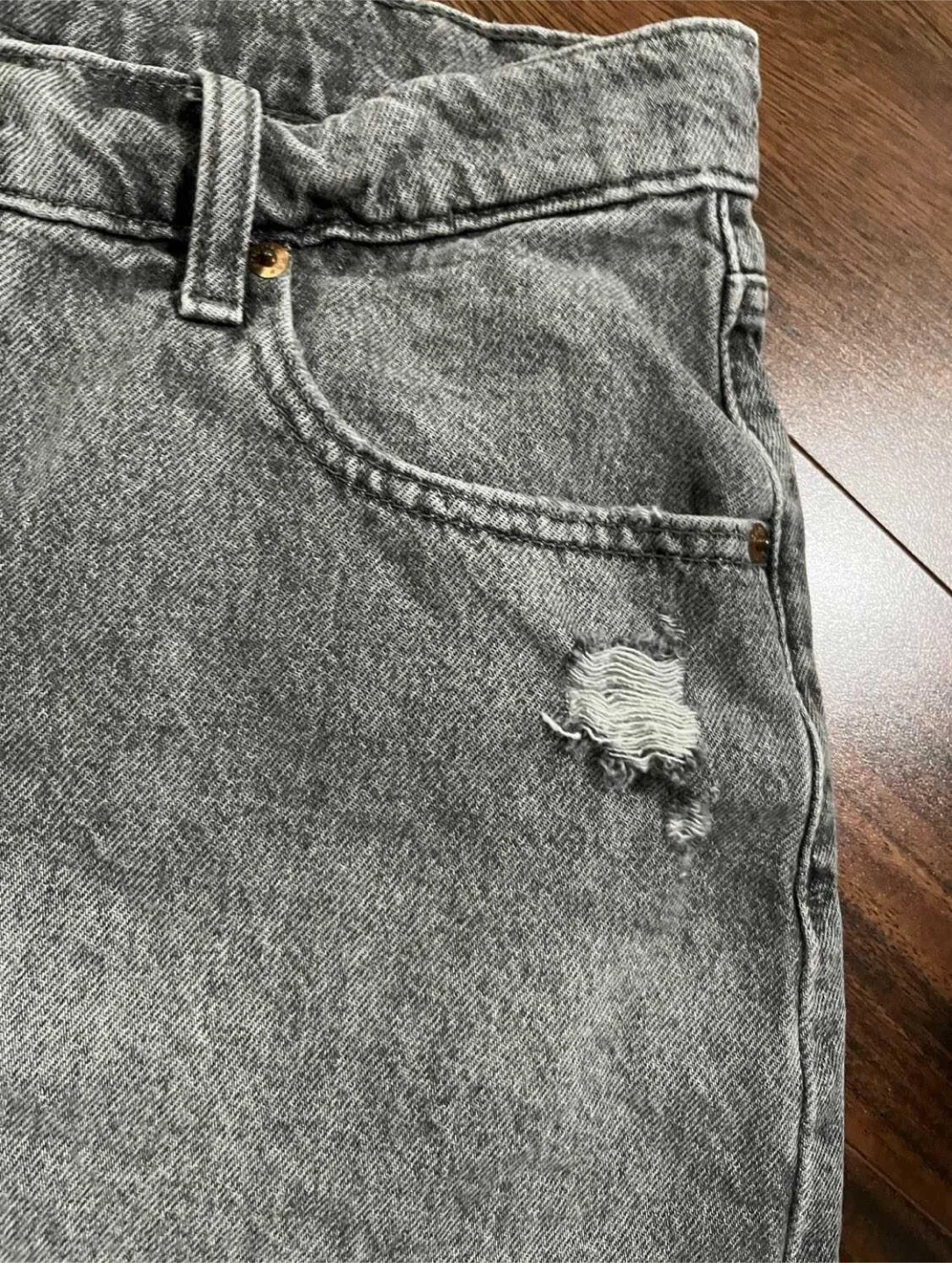 Gap women’s size 28 (6) denim shorts, grey distressed - photo 5