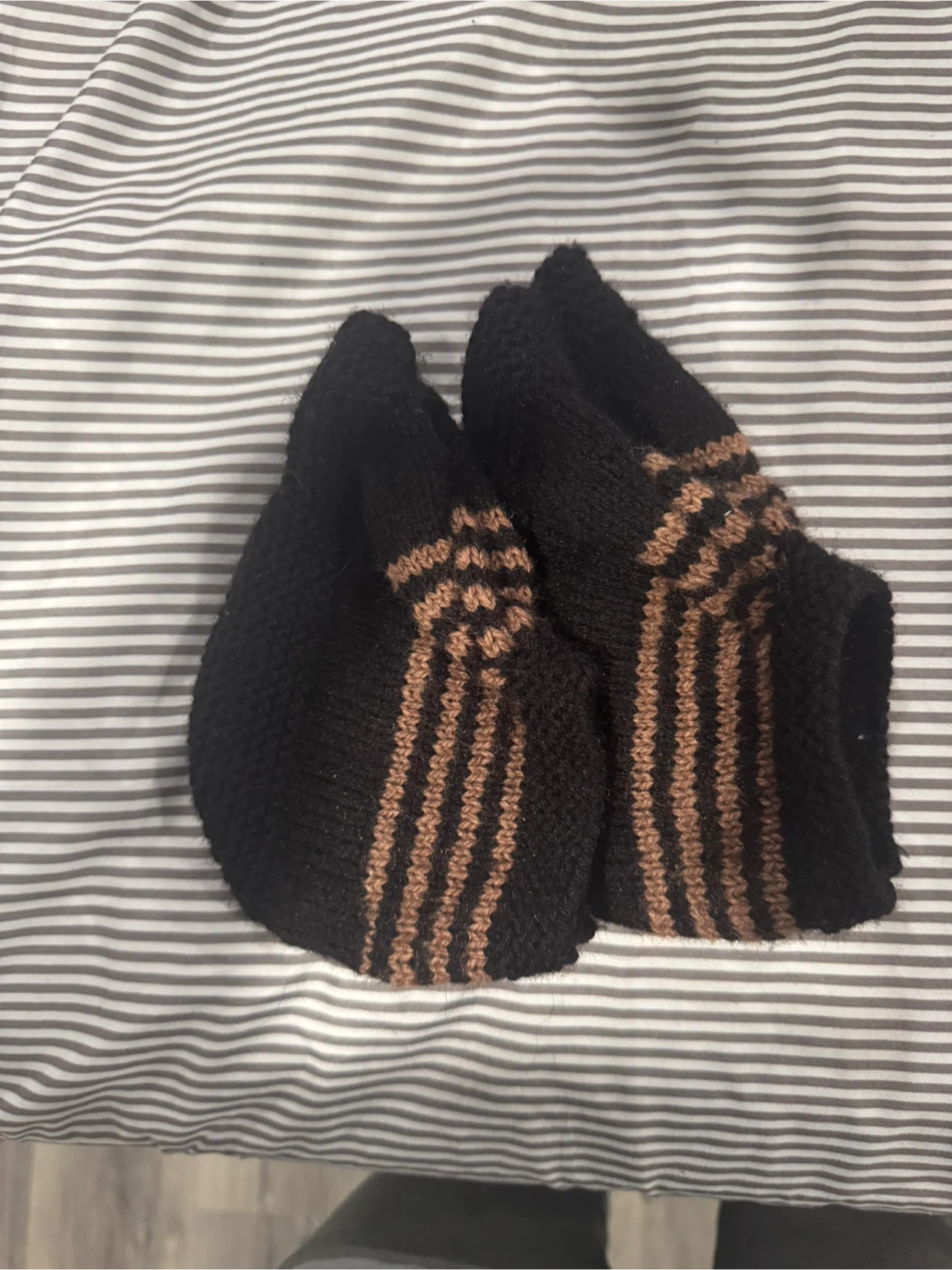 Hand-knitted  Booties (Socks) - photo 3