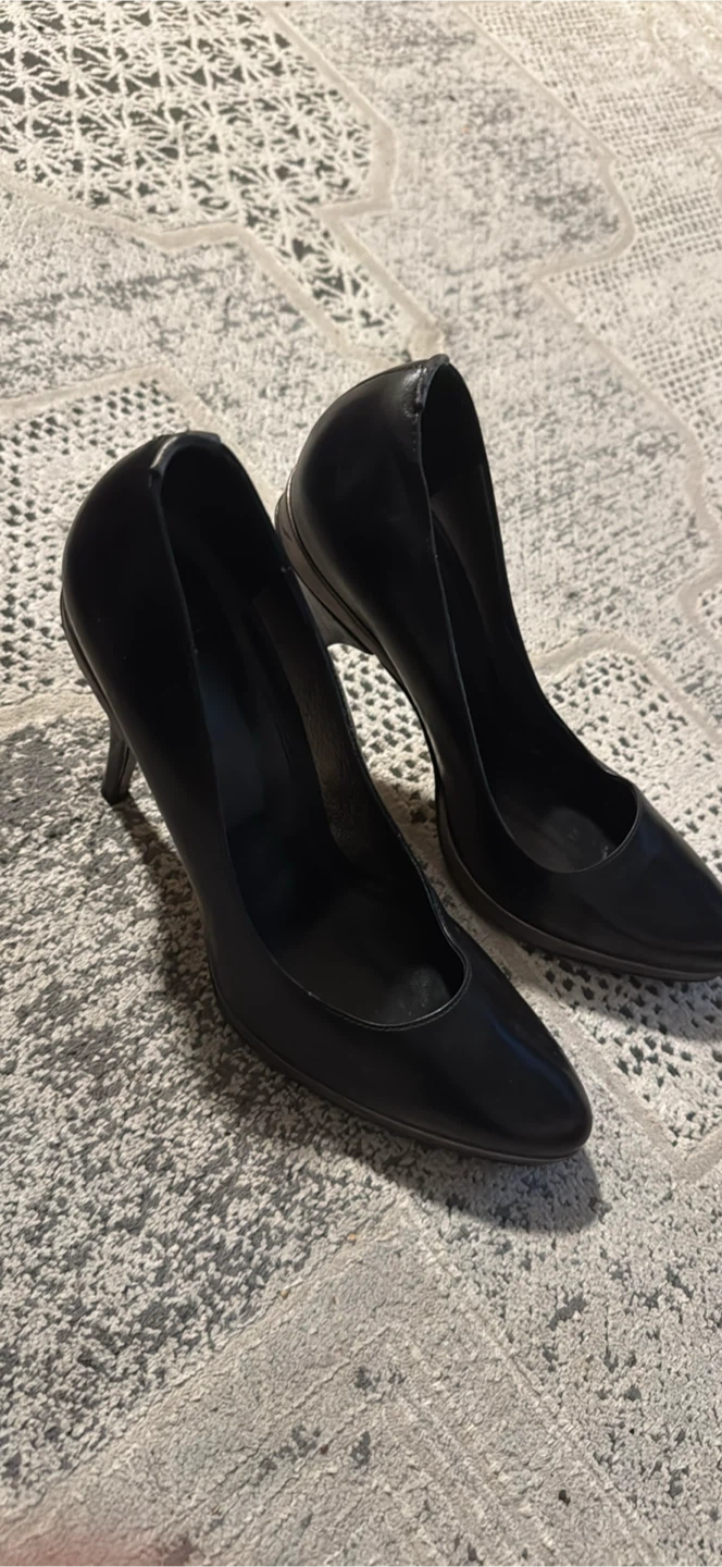 Huge BOSS Black Leather  Heels - Size 38 - photo 2
