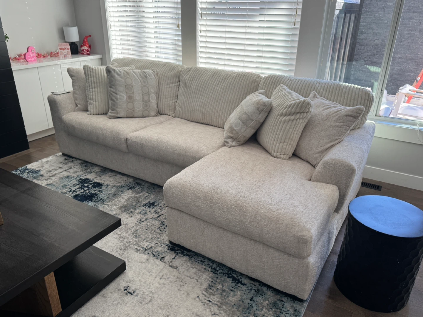 Chessington Sectional/chaise staging furniture 4 weeks old - photo 2
