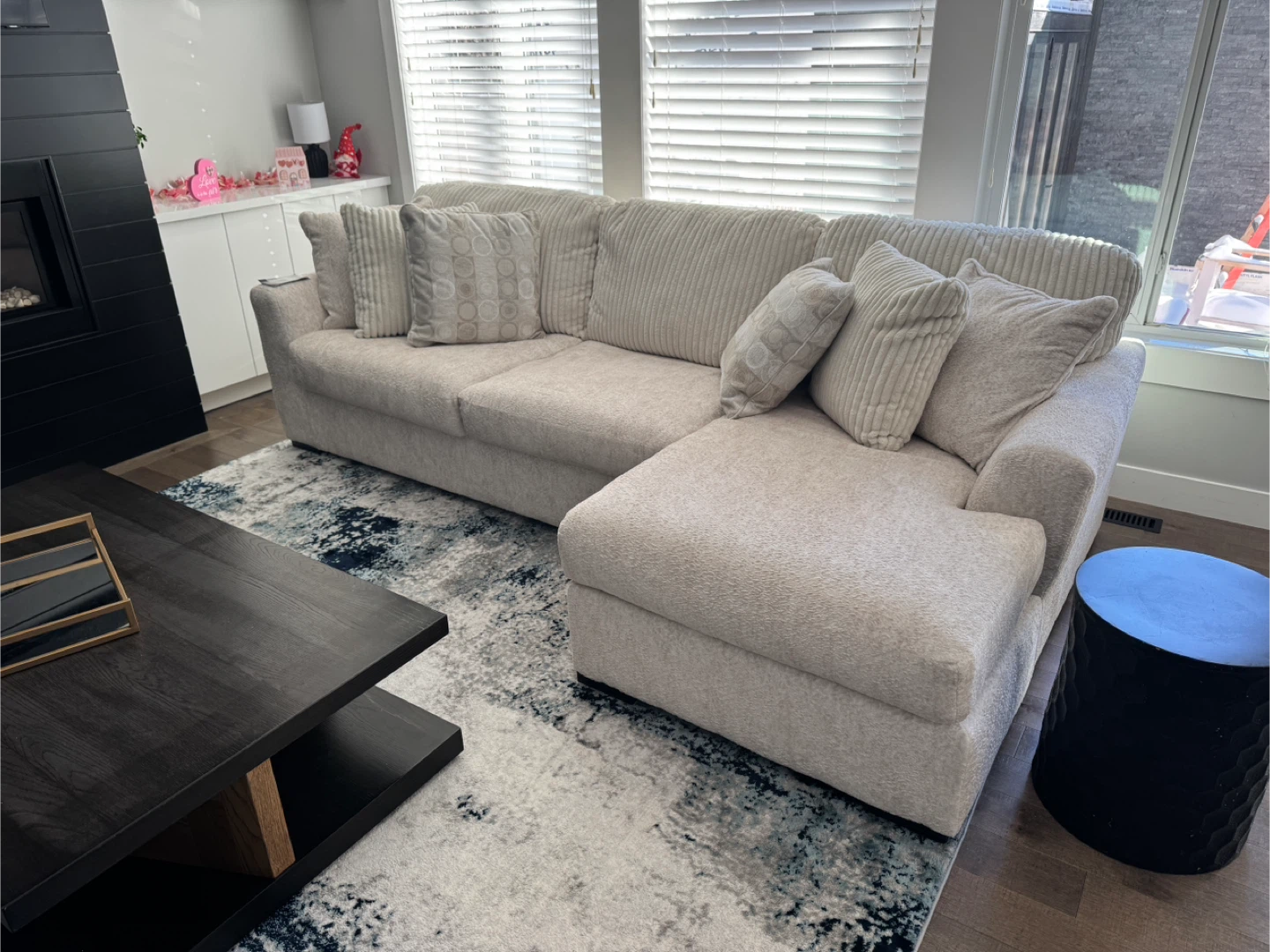 Chessington Sectional/chaise staging furniture 4 weeks old