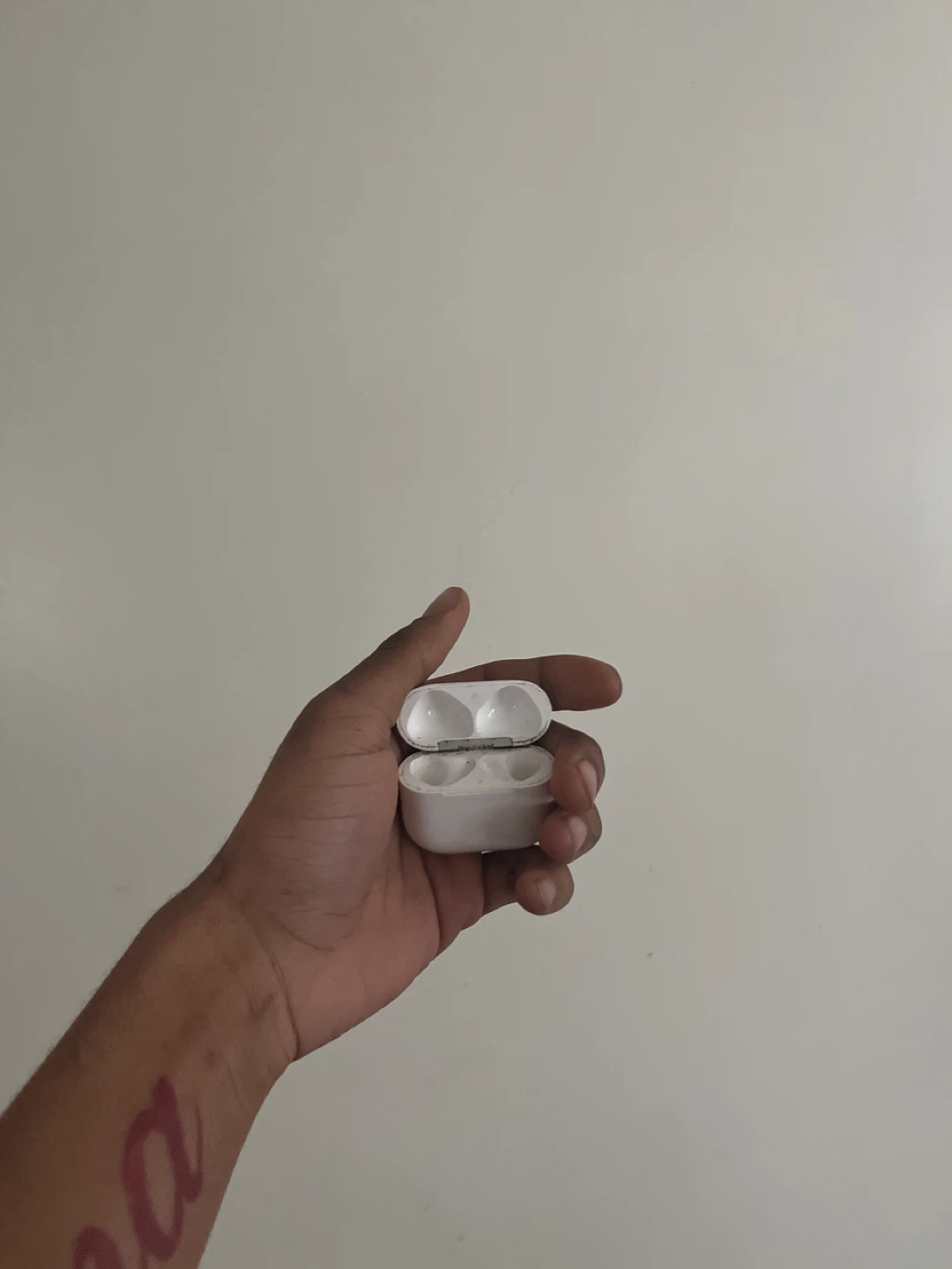 Apple AirPods Pro Charging Case - photo 2