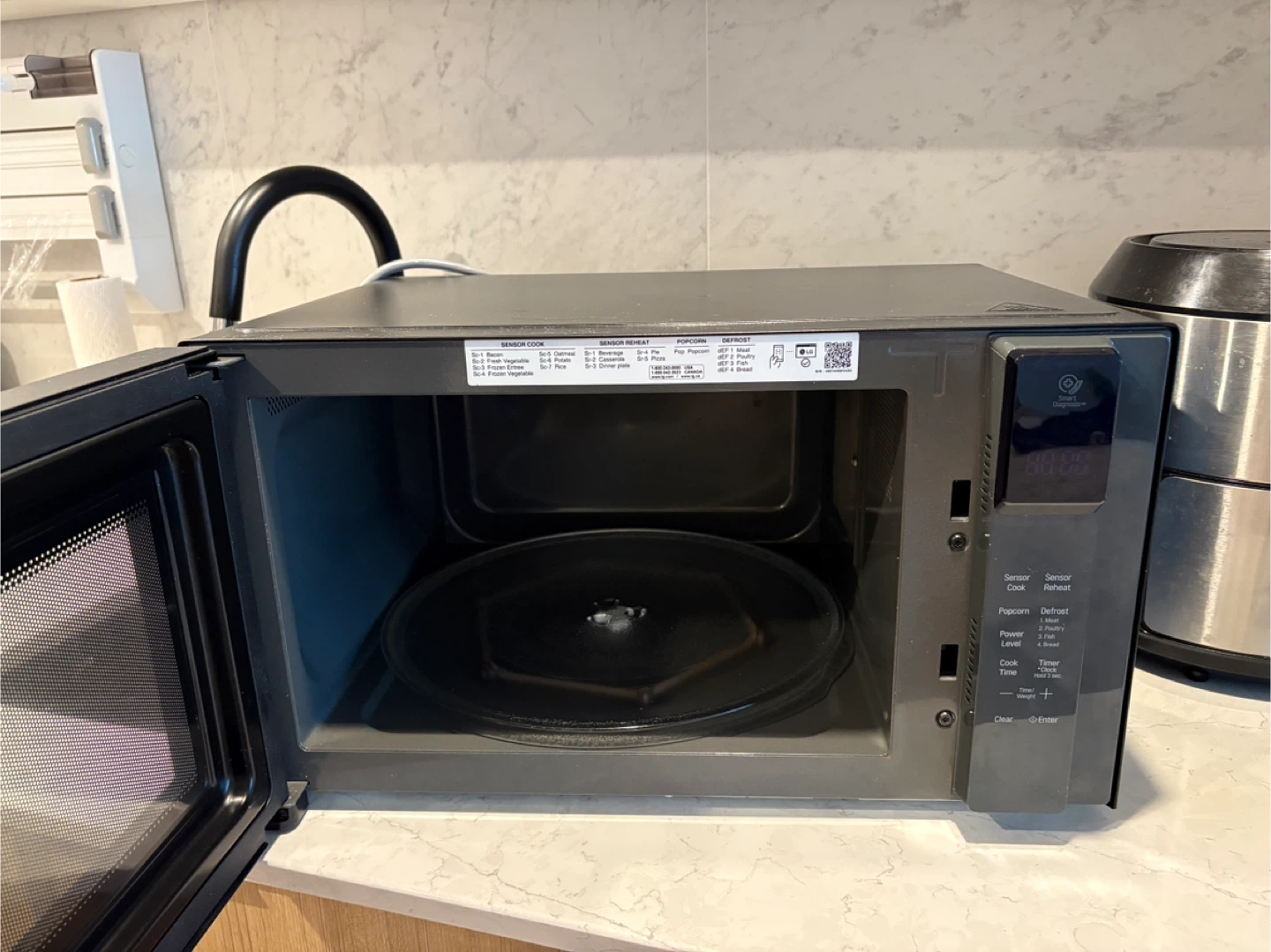 LG Smart Inverter Microwave - photo 2