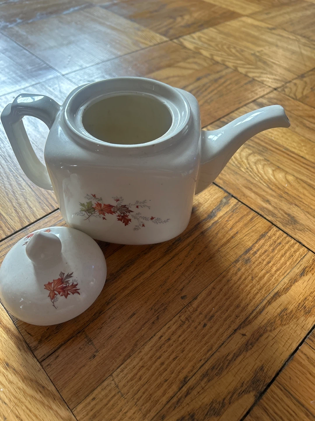 White Ceramic Teapot with Leaf Design - photo 2