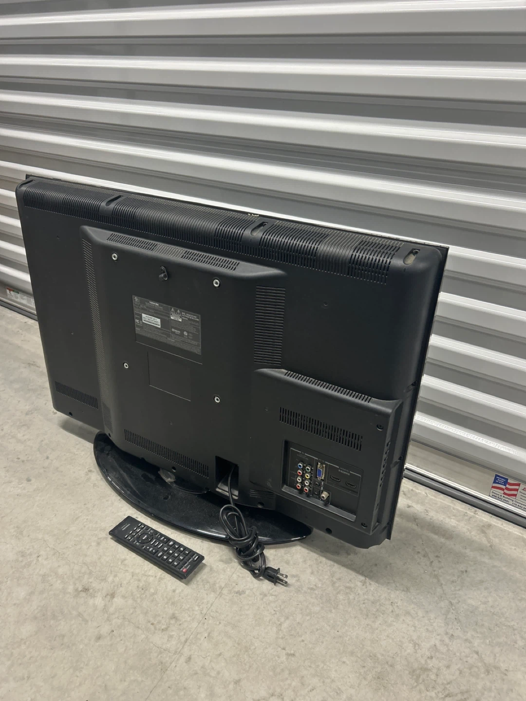 Toshiba Flat Screen TV with Remote - photo 2