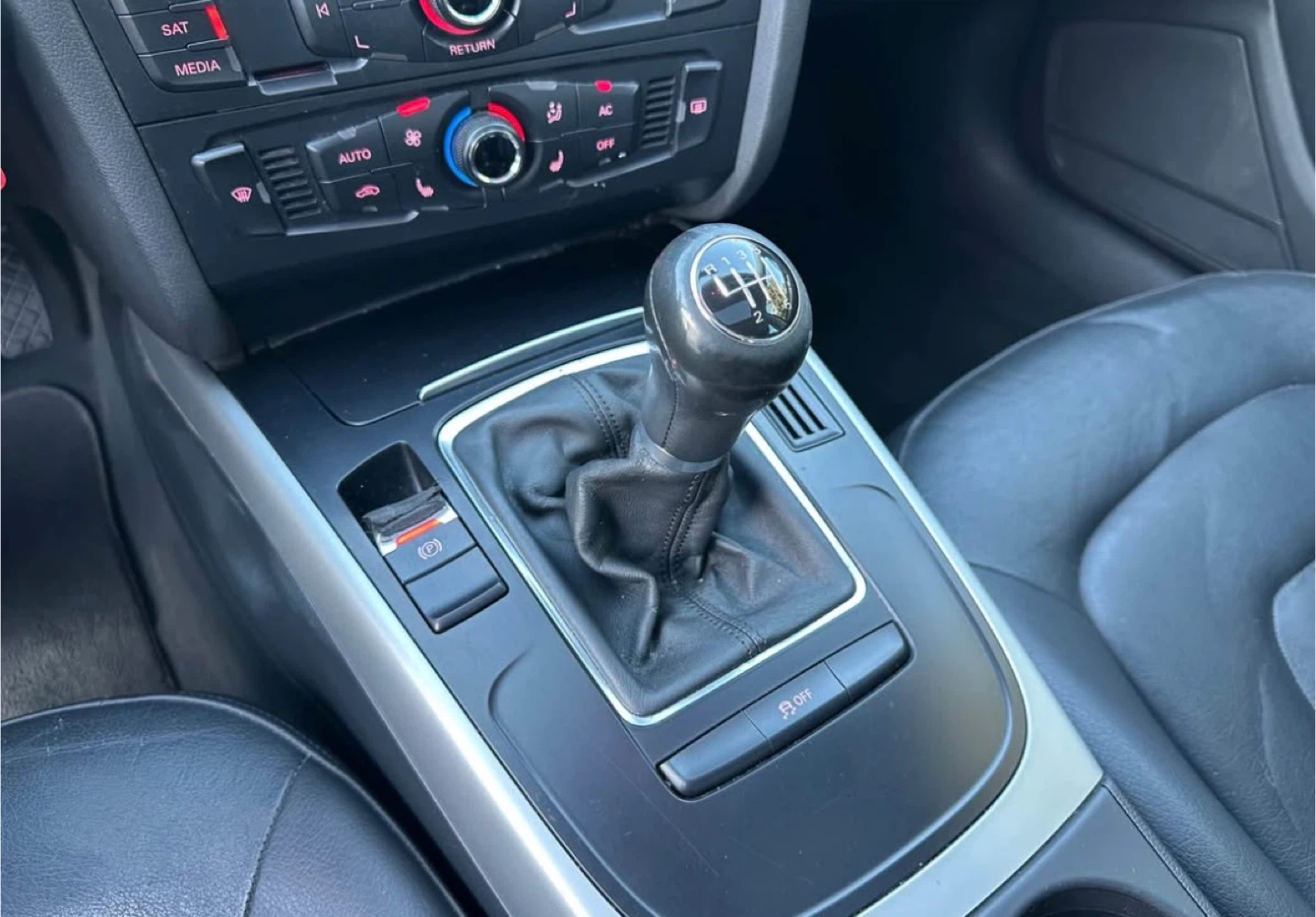 Audi A4 2.0T Sedan manual - photo 4