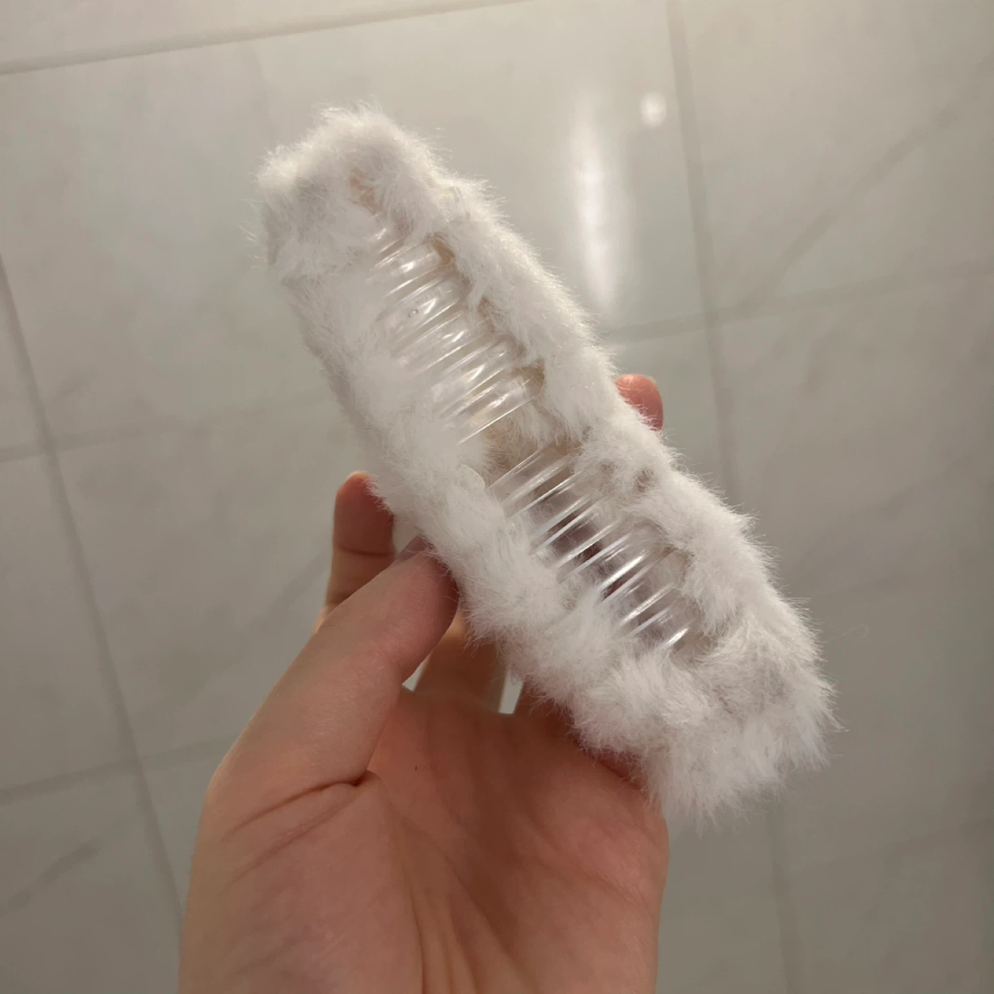 White Fuzzy Claw Clip Hair Accessory - photo 2