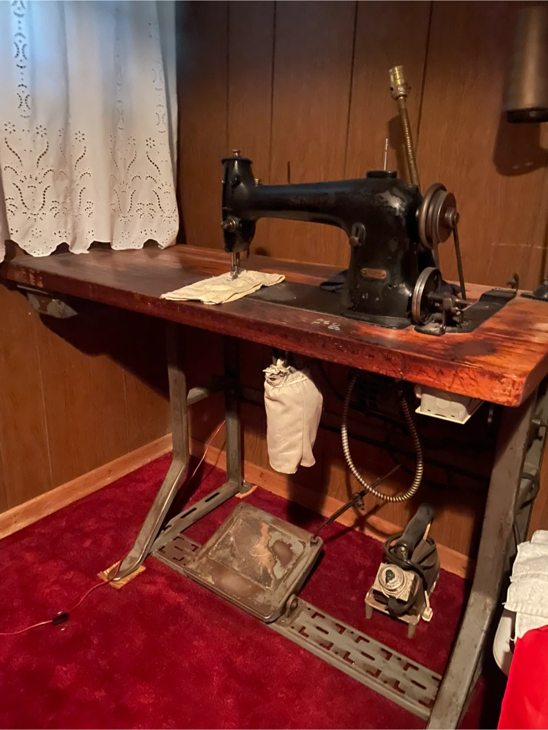 Singer Sewing Machine with Table and Parts - photo 5