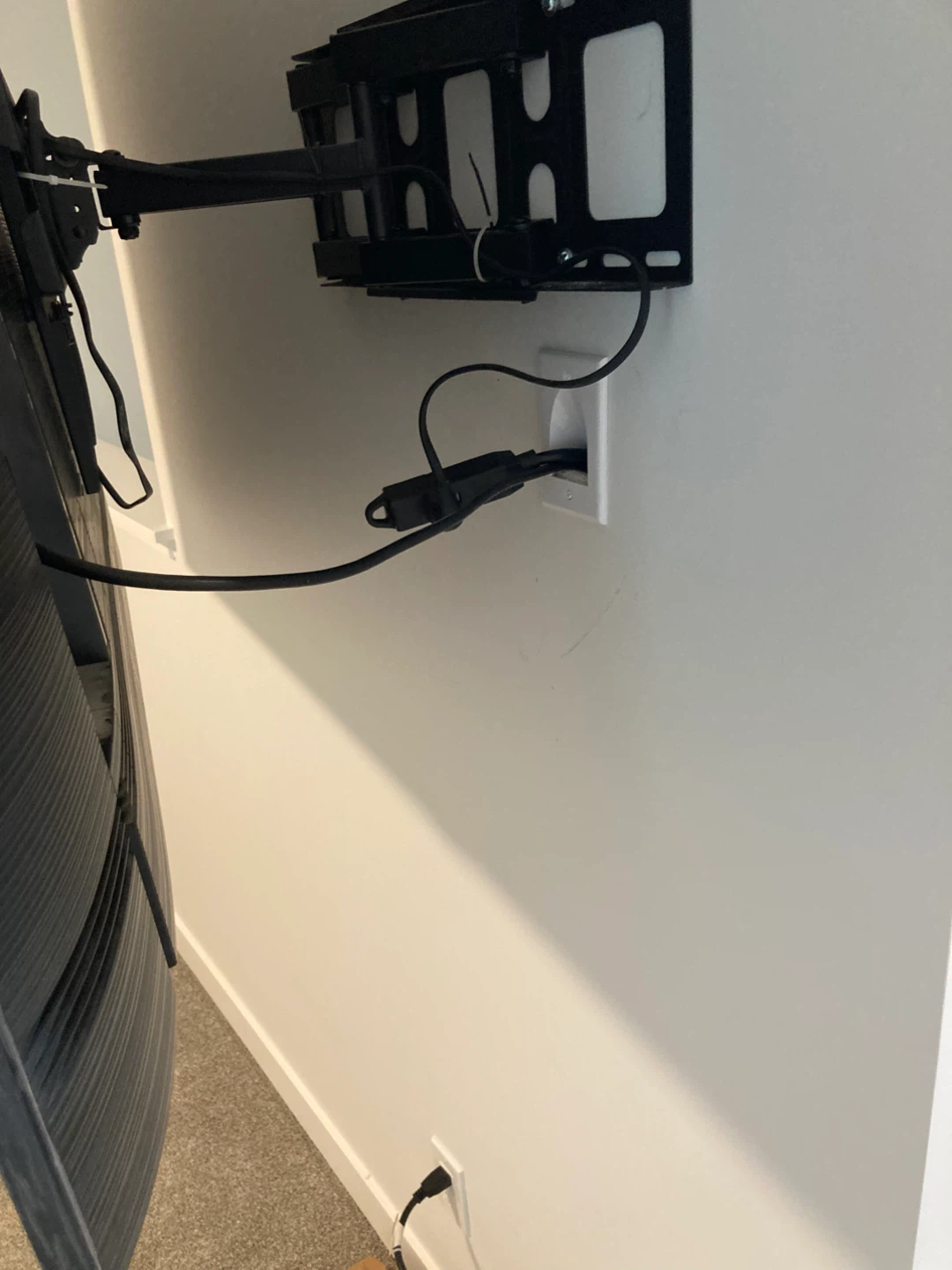 Black Heavy Duty TV Wall Mount with Built-in Level - photo 4