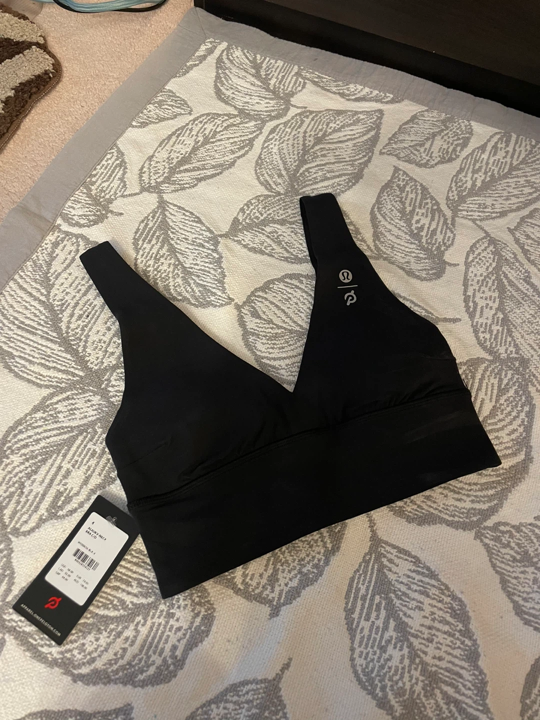 BNWT Lululemon x Peloton Black V-Neck Sports Bra Size 4 - photo 2
