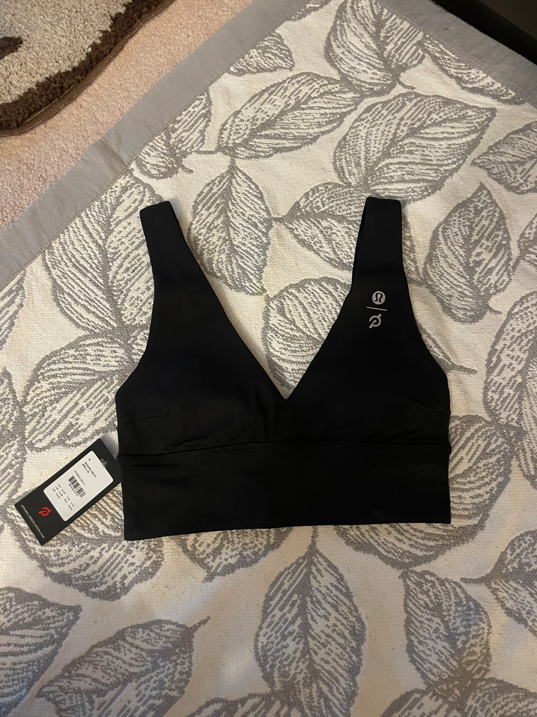 BNWT Lululemon x Peloton Black V-Neck Sports Bra Size 4