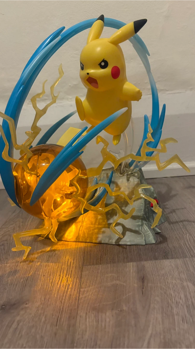 Pikachu "Thunder Shock" Figure with Light-Up Base - photo 2