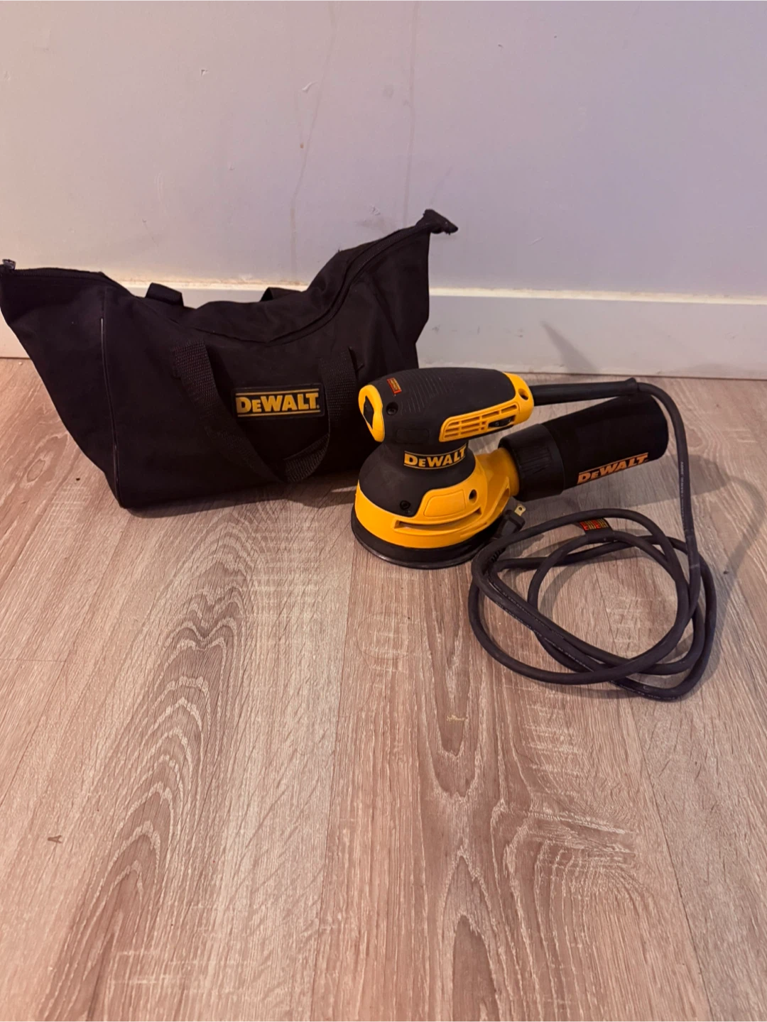 DEWALT Random Orbit Sander with Dust Bag