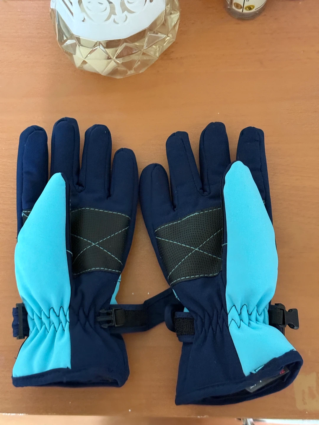 Snow glove - kids size large or womens xxs 🥕