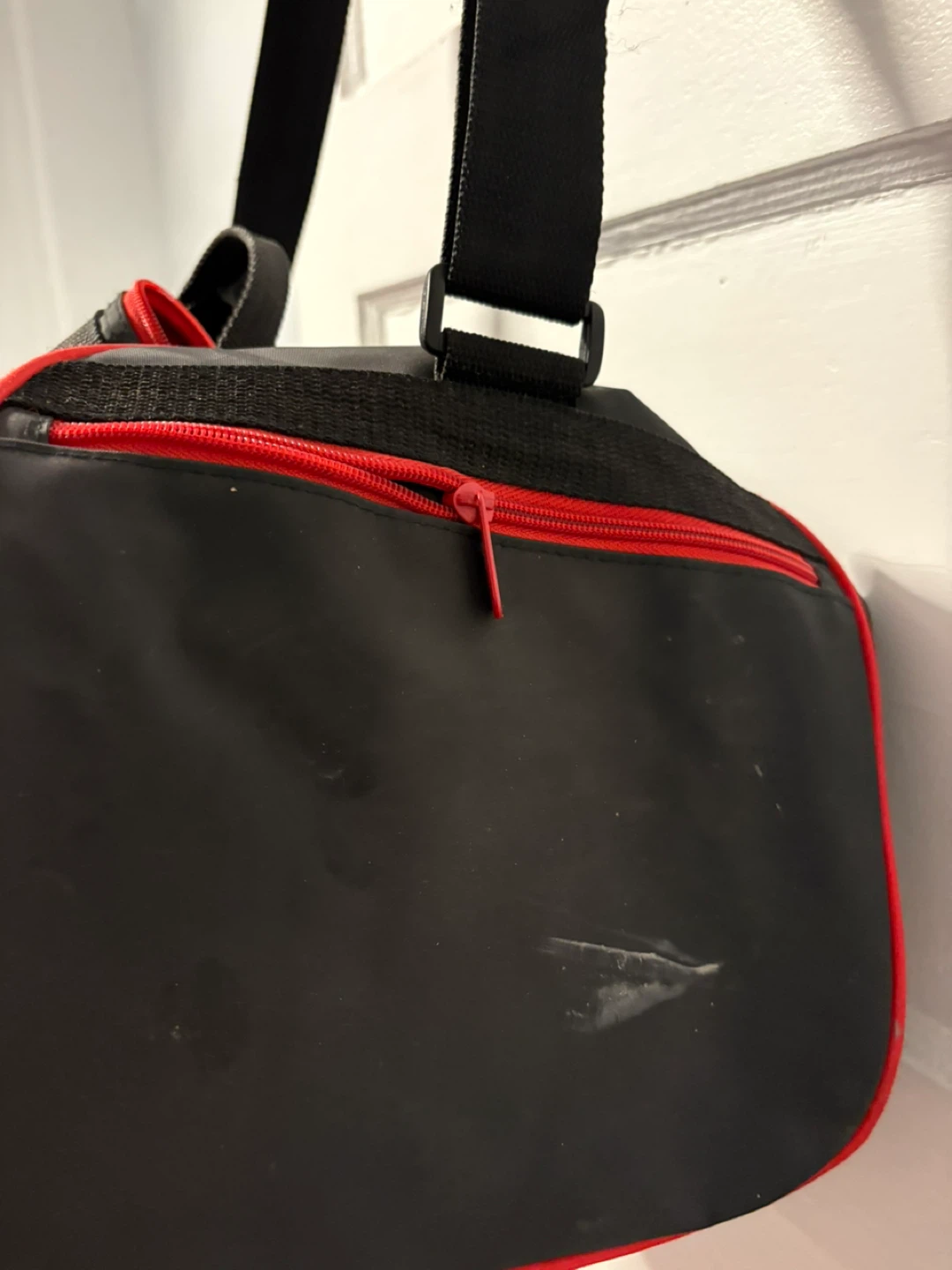 🛋️Guess Athletic Duffle Bag