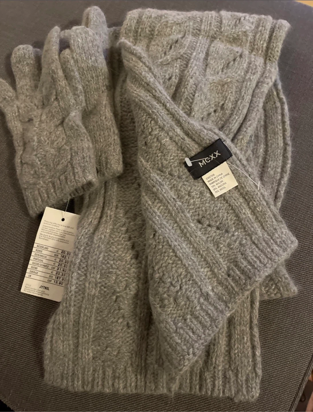 Mexx scarf and gloves set 🥕