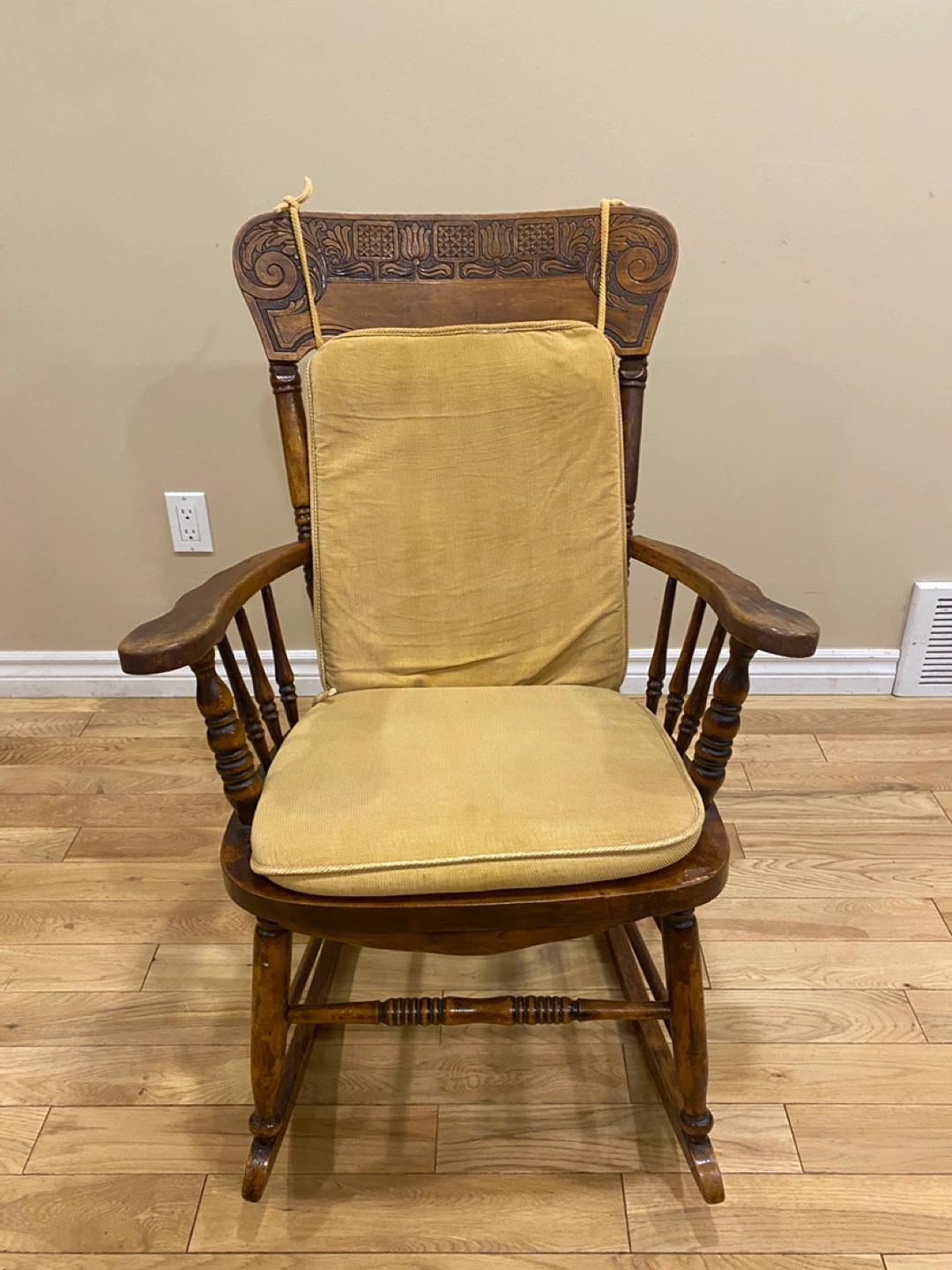 Vintage Solid Wood Rocking Chair (CAN DELIVER)