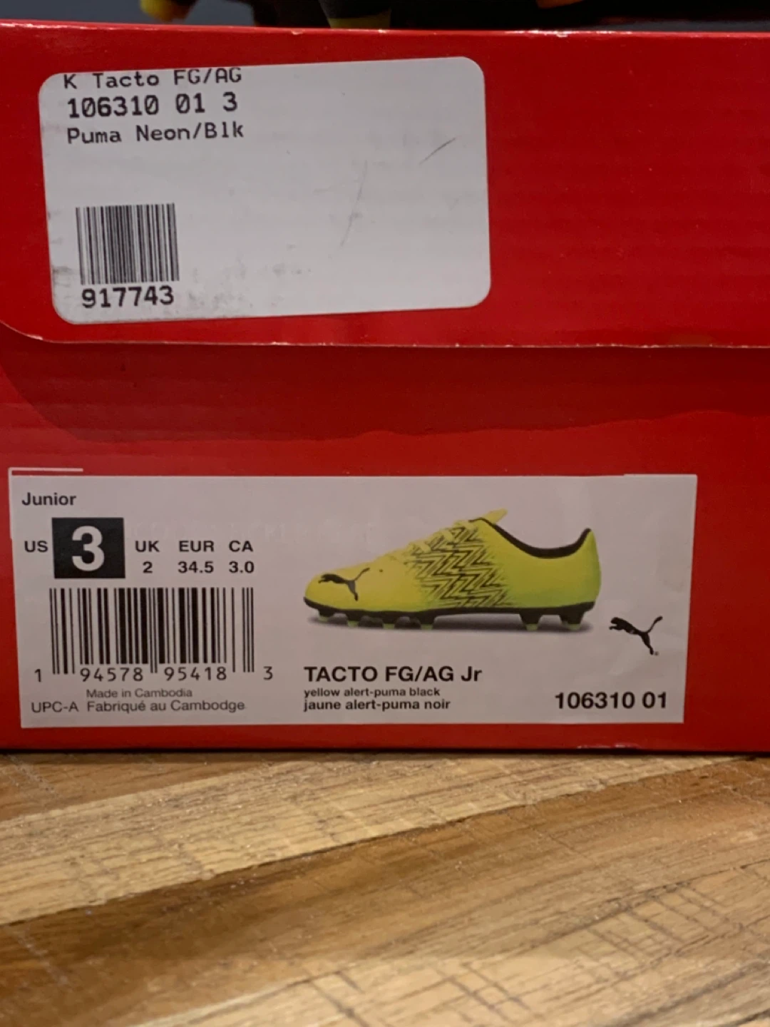Youth outdoor soccer cleats