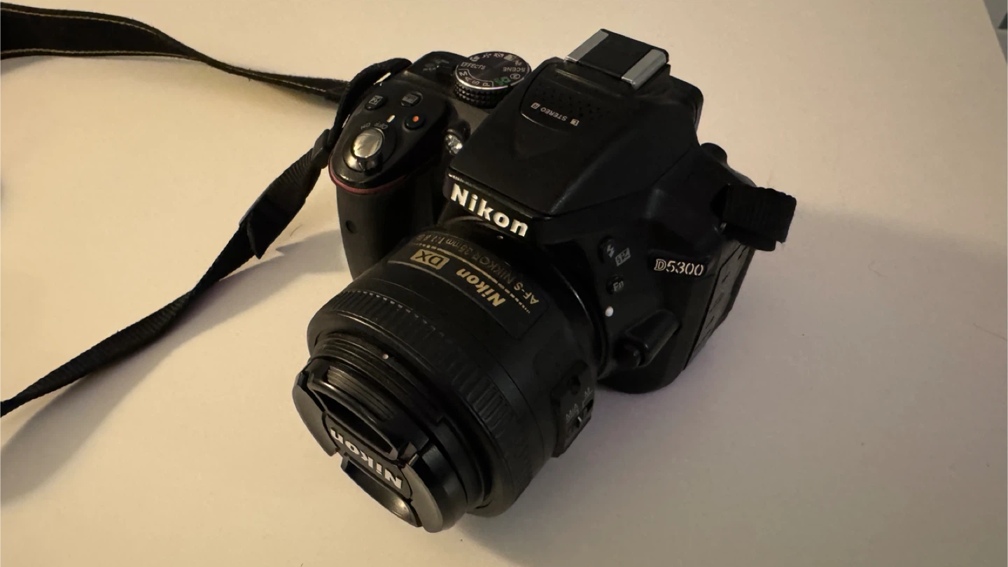 Nikon D5300 DSLR Camera with 35mm f/1.8G Lens - photo 3