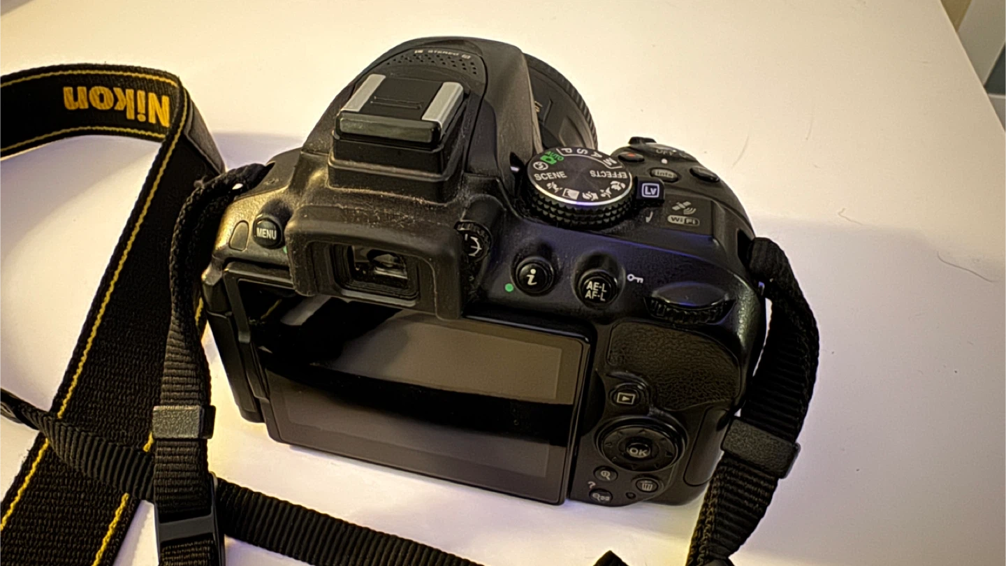 Nikon D5300 DSLR Camera with 35mm f/1.8G Lens - photo 4