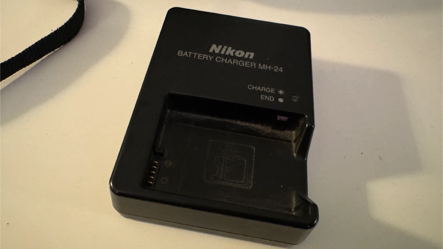Nikon D5300 DSLR Camera with 35mm f/1.8G Lens - photo 2