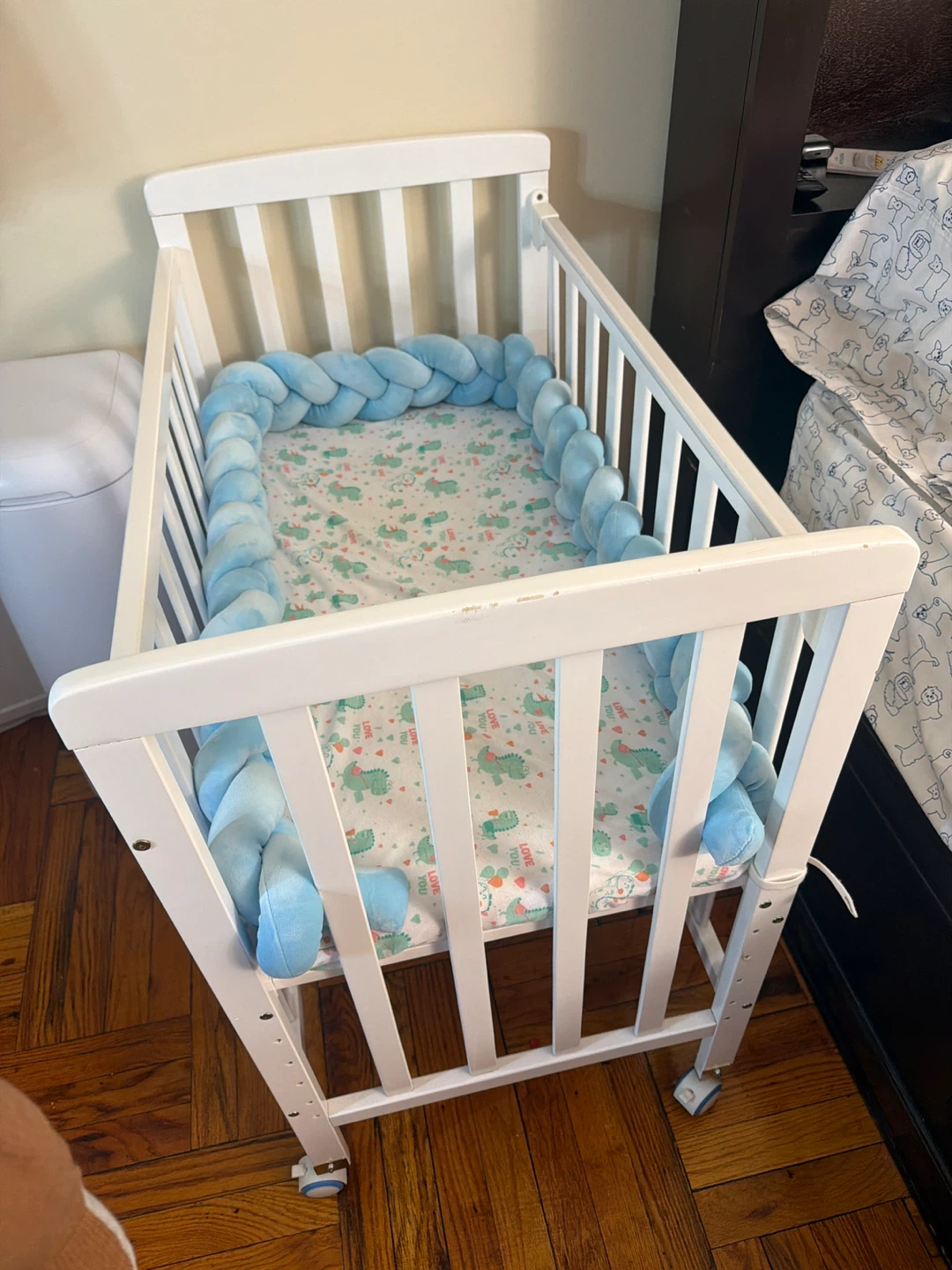 White Mini Crib with Blue Bumper - photo 2