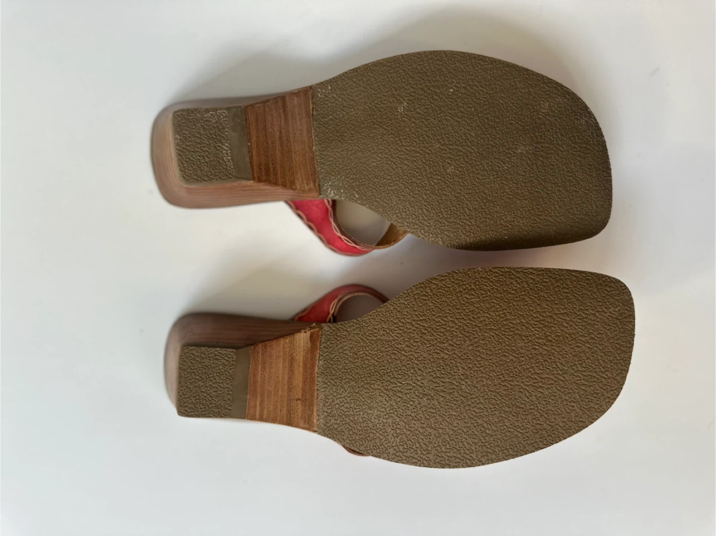Bakers Red Leather Thong Sandals with Flower Accent Sz. 9 - photo 4