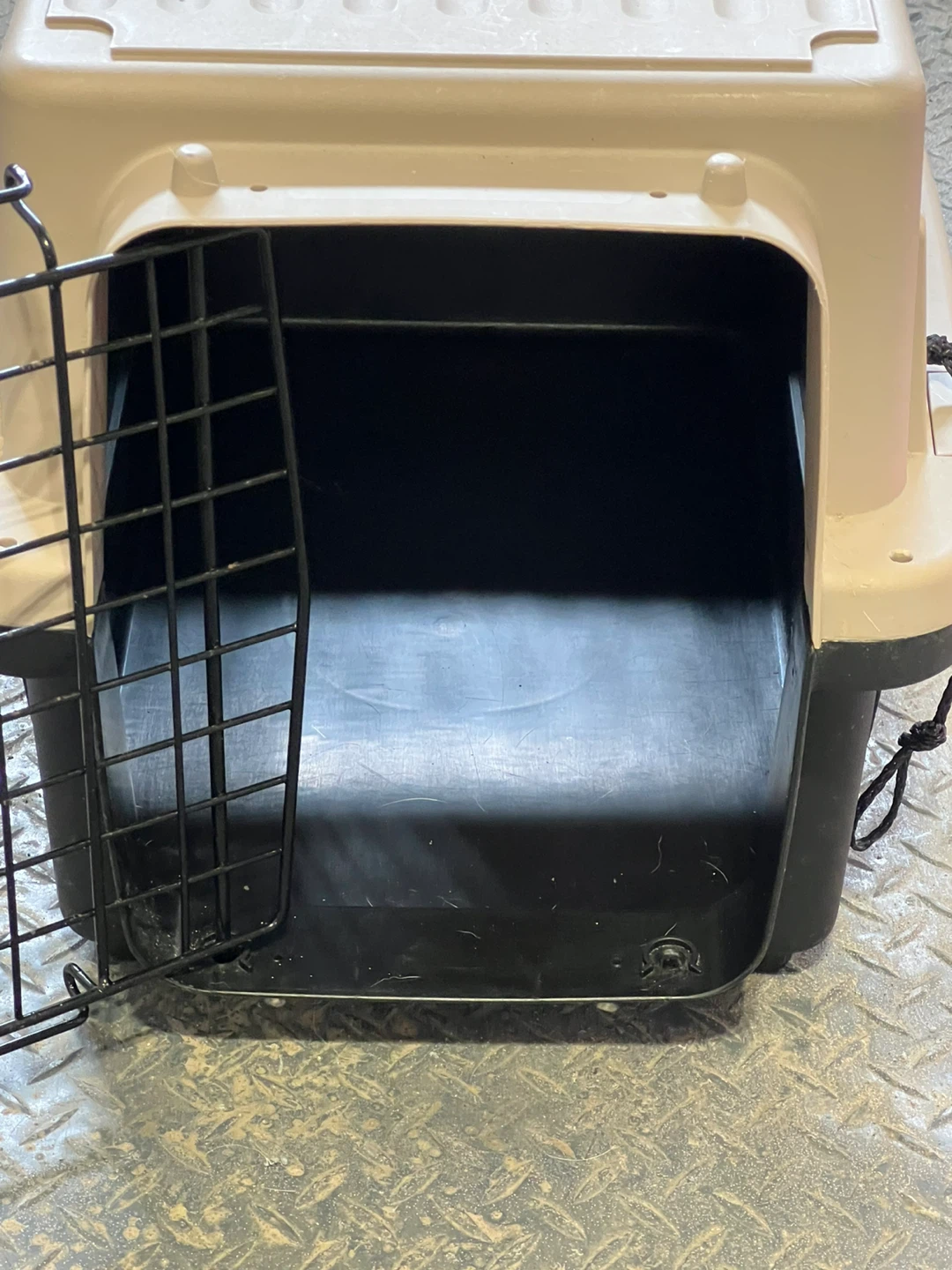 Plastic Pet Carrier - photo 2