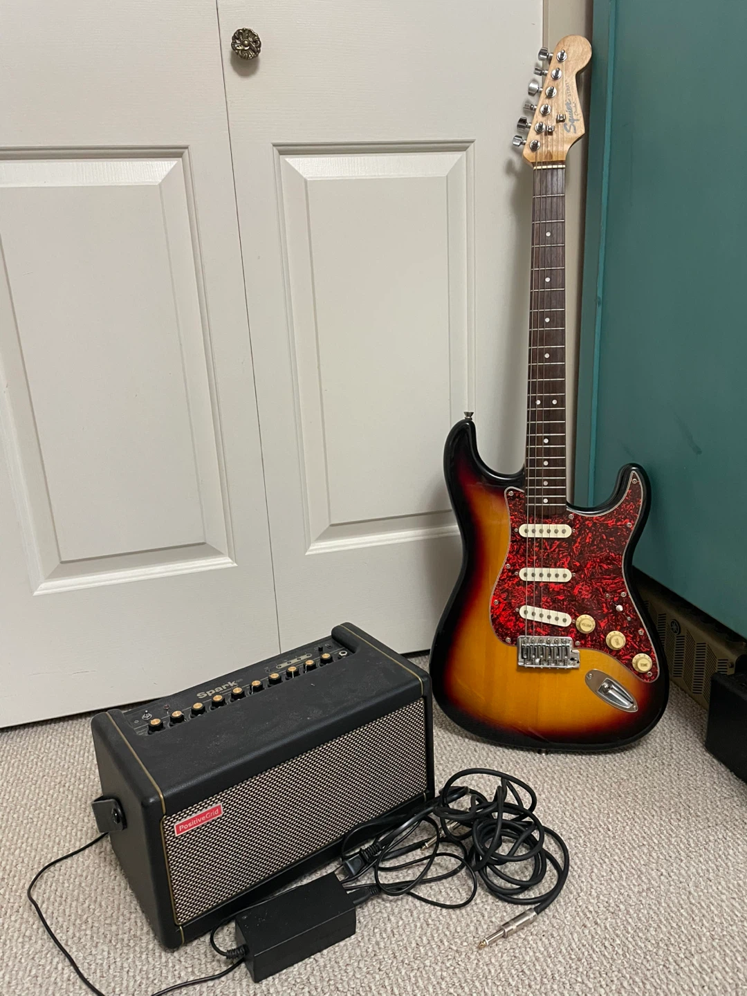 Squier Stratocaster SE Electric Guitar and Amp Bundle