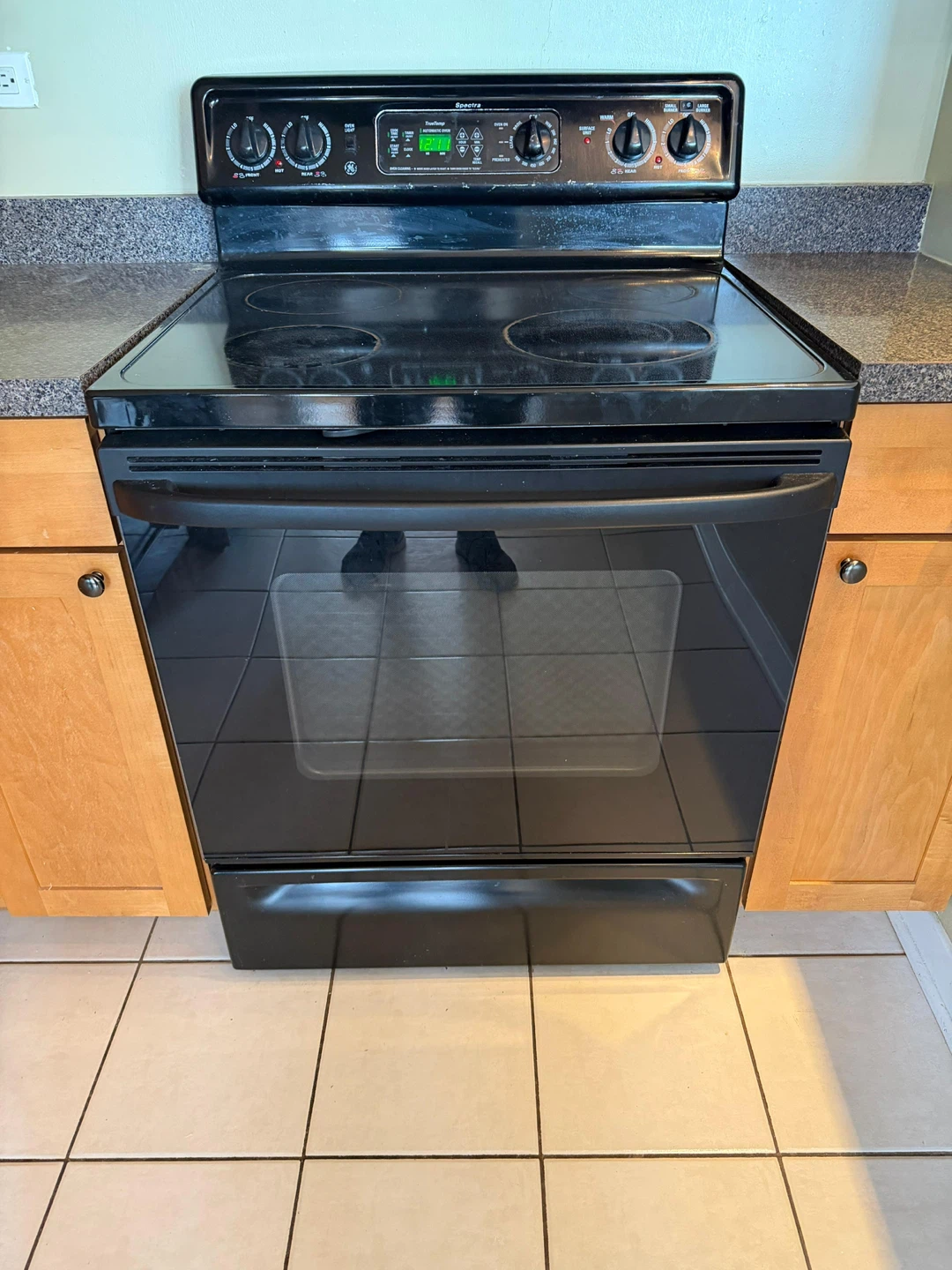 GE Spectra Electric Range with Oven - photo 2