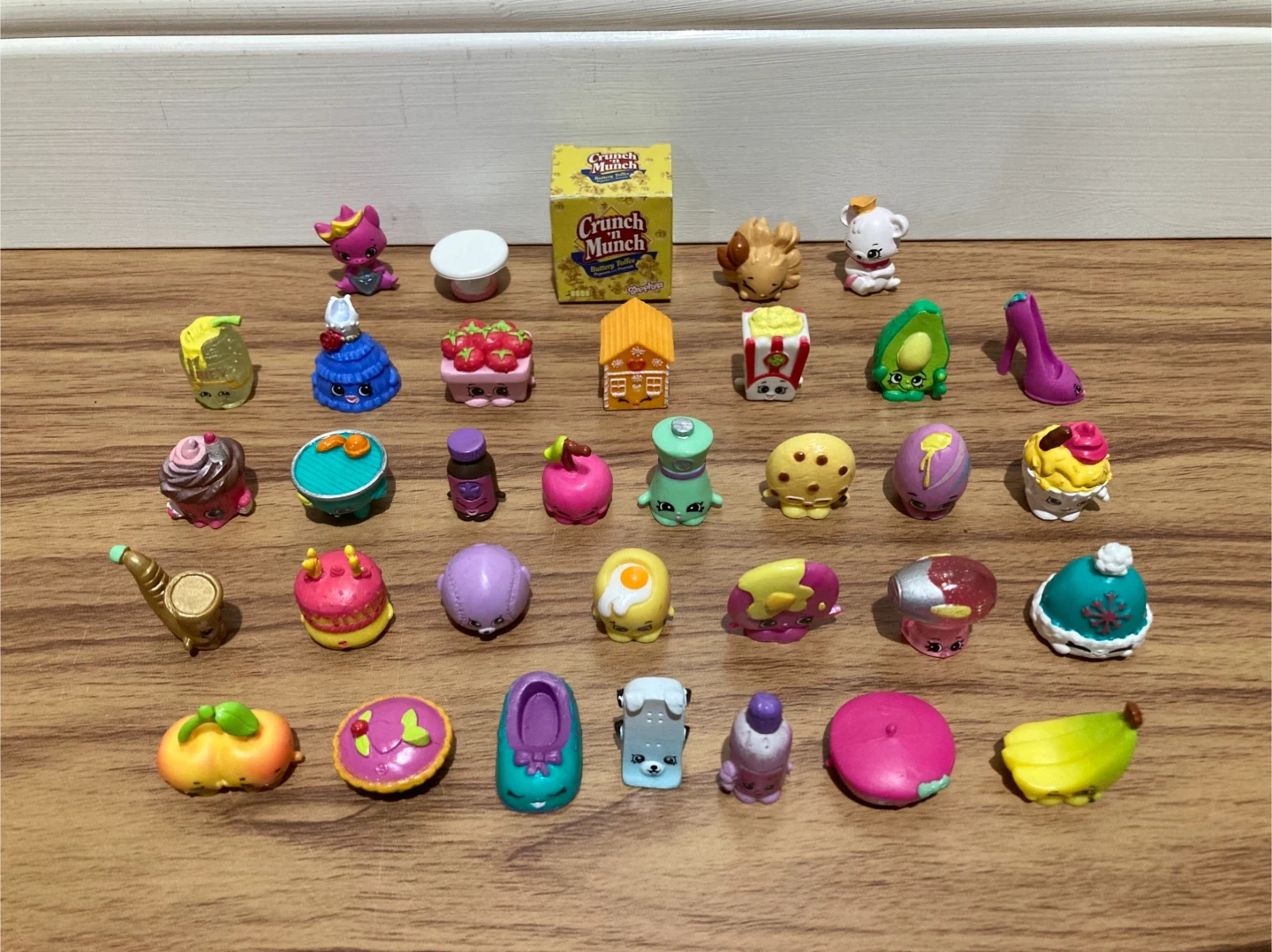 Lots of Shopkins characters