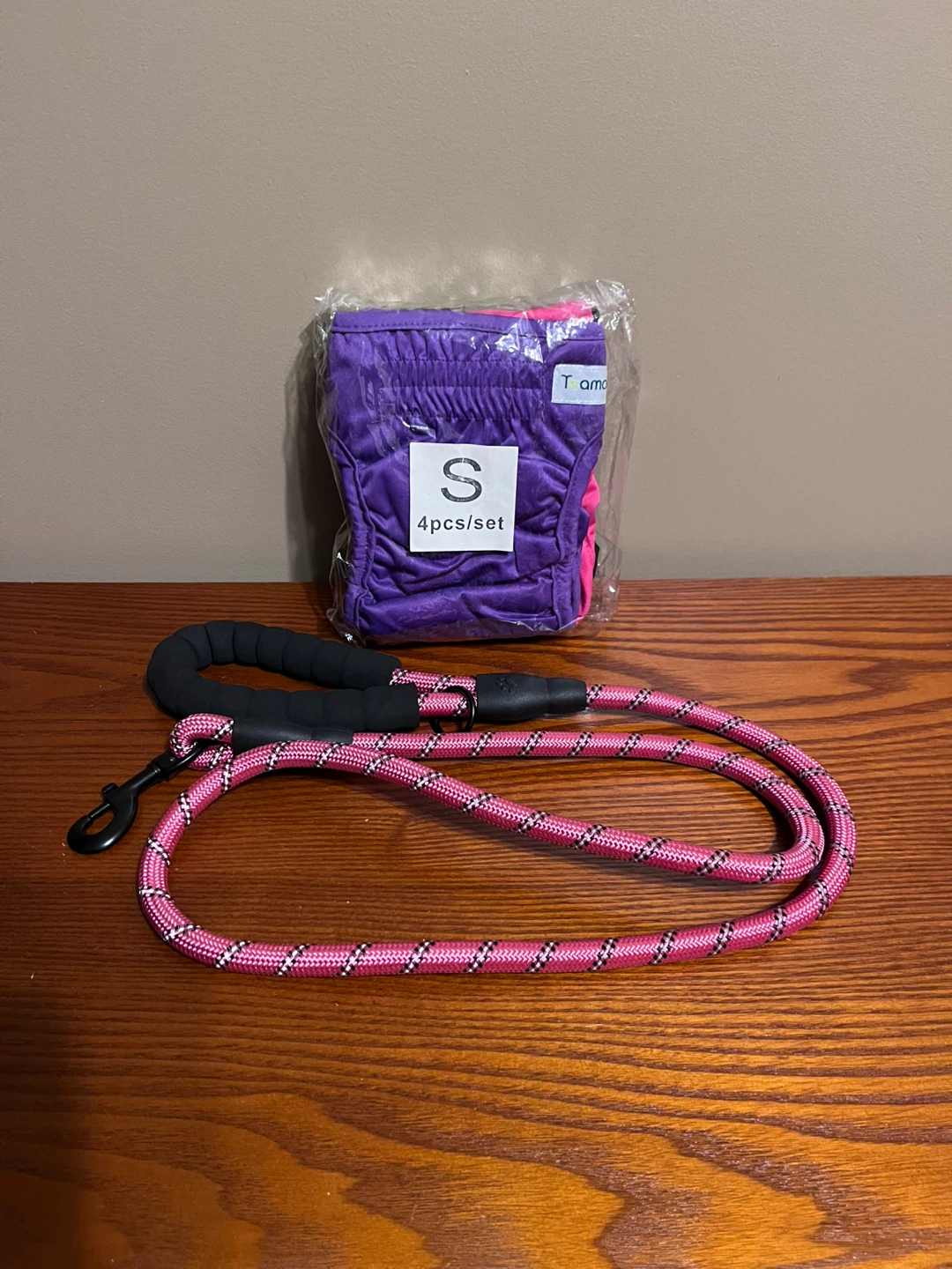 HEAVY DUTY DOG LEASH & DOG DIAPERS (4 pack size small)