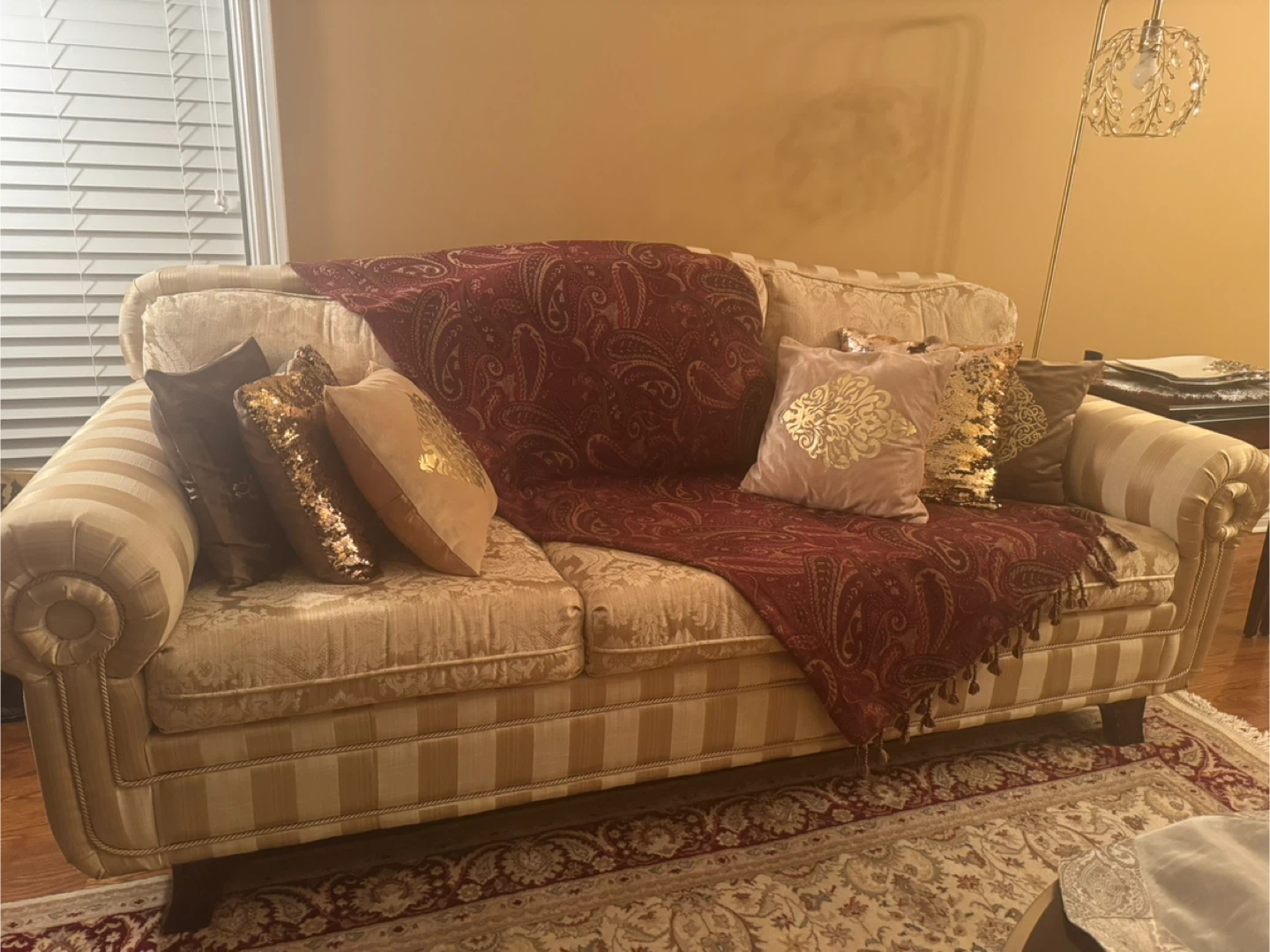 Custom 3 seater sofa in excellent condition - photo 3