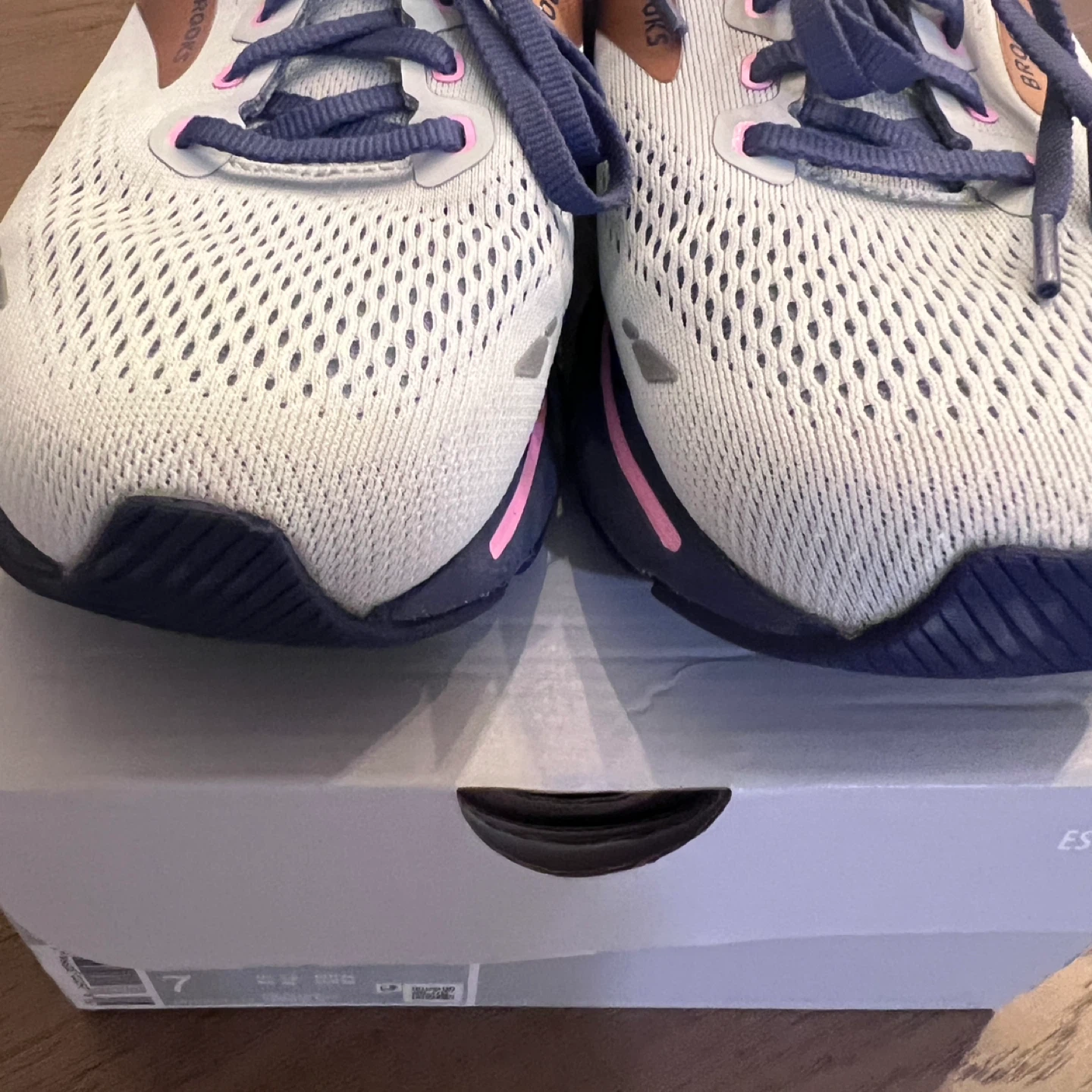 Women’s Brooks sz 10 Wide Running Shoes - photo 2