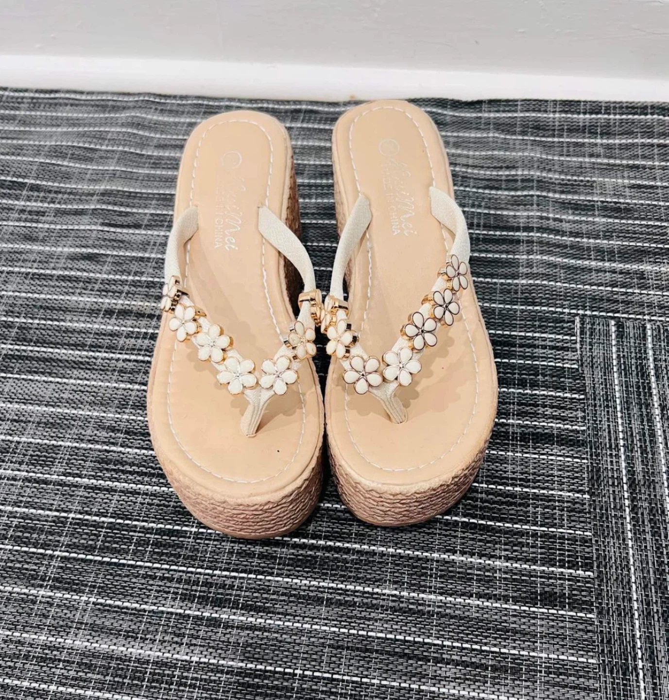 Women's Wedge Flip Flops Size 36 - photo 2