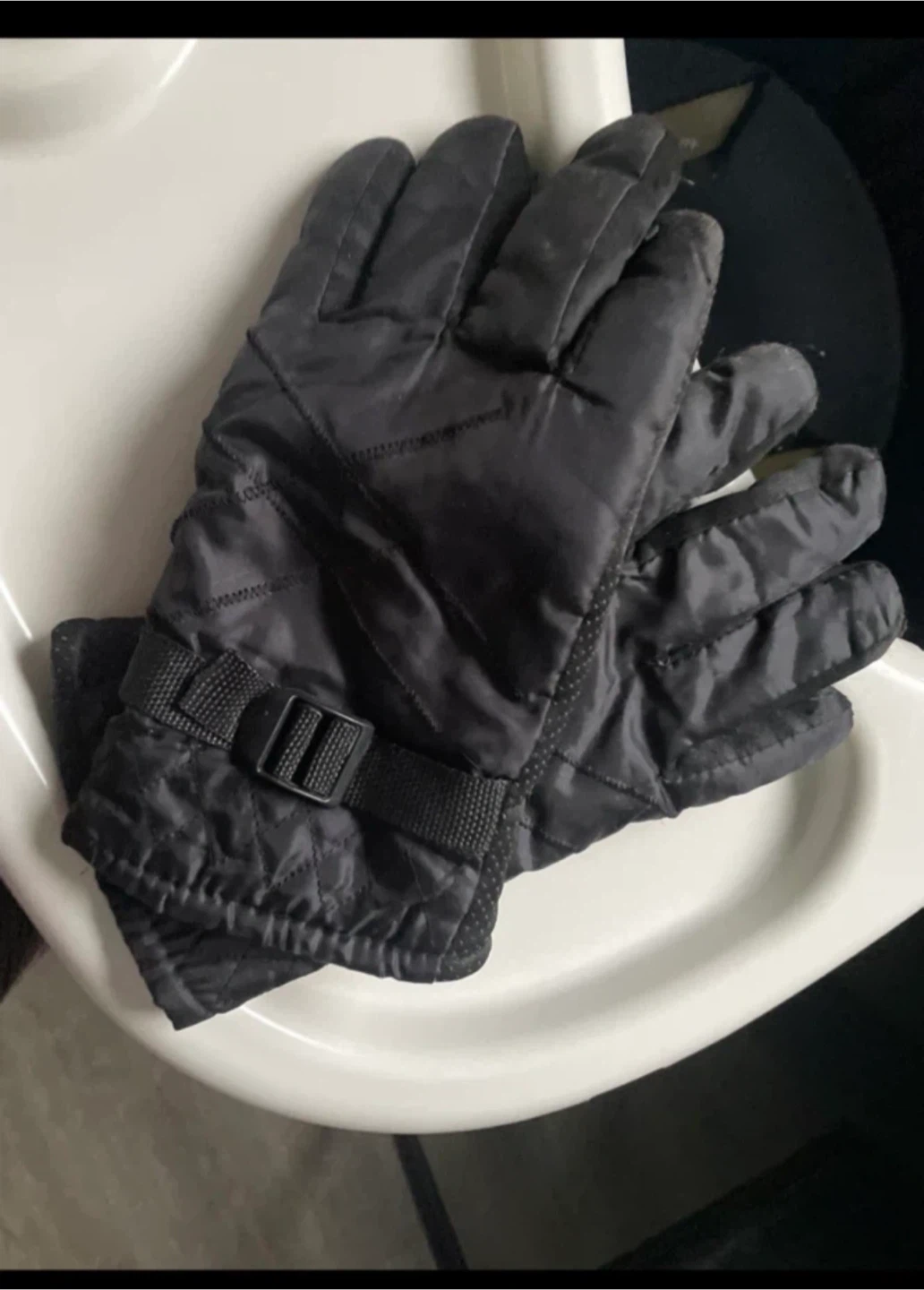 Black Quilted Winter Gloves with Buckle 🥕