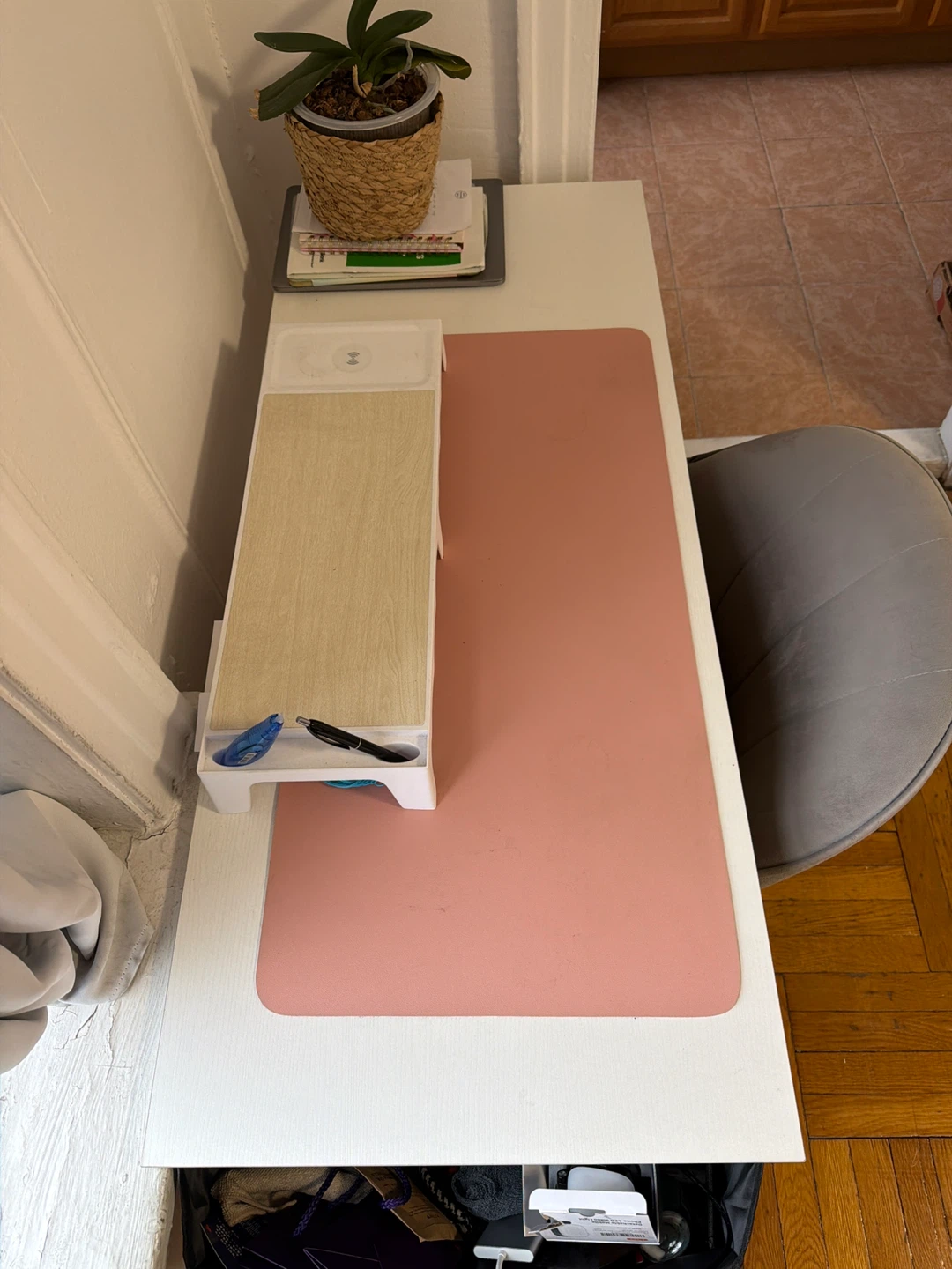 White Compact Desk with Black Storage Organizer - photo 2