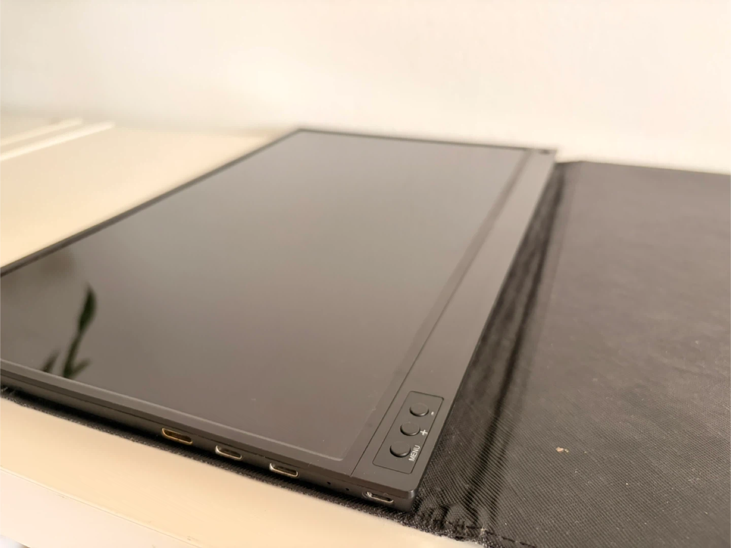 ZSC-P15A Portable Display Monitor 15.6 with Carry Case Stand - photo 2