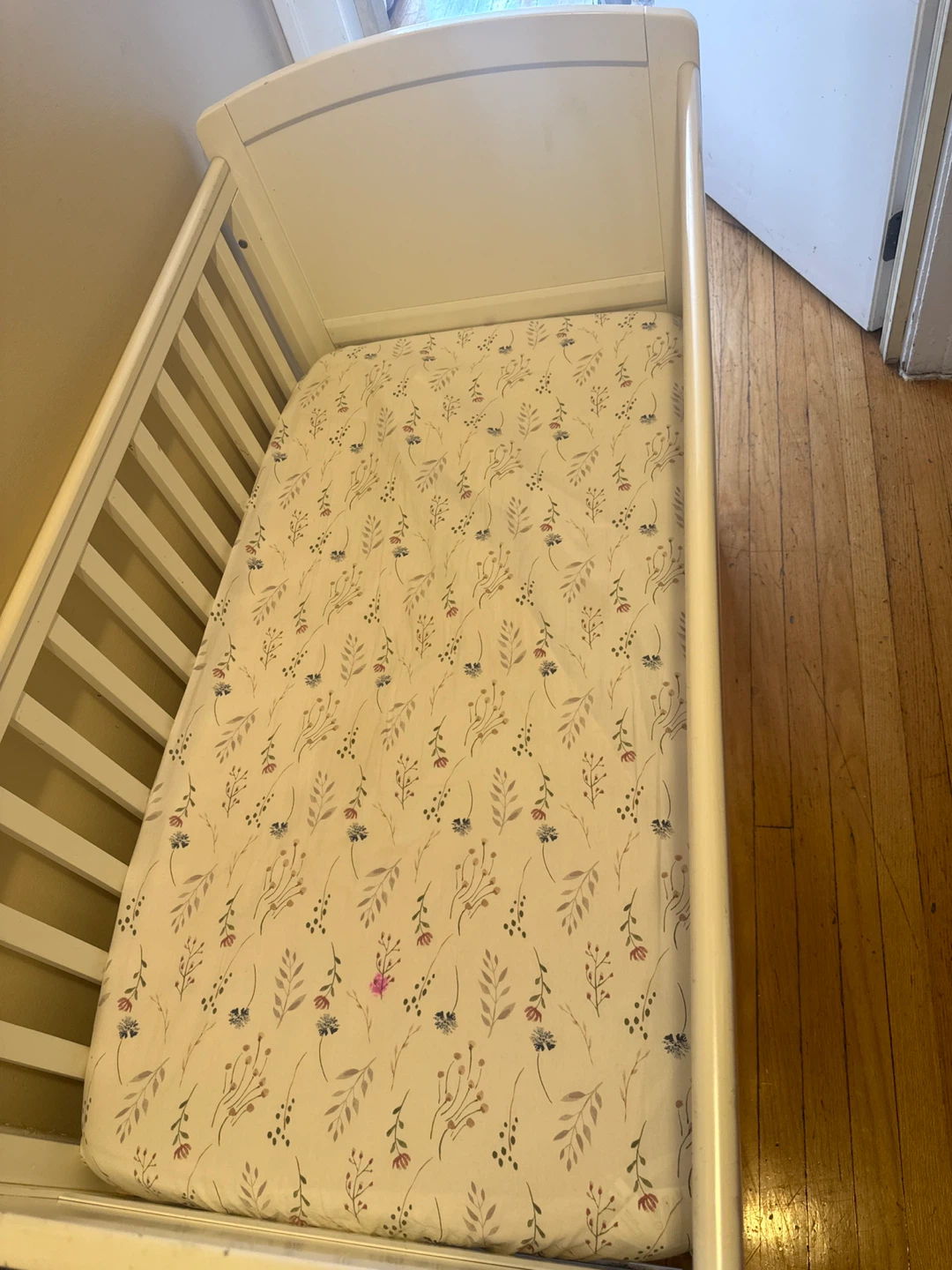 White Baby Crib with Floral Sheet - photo 2