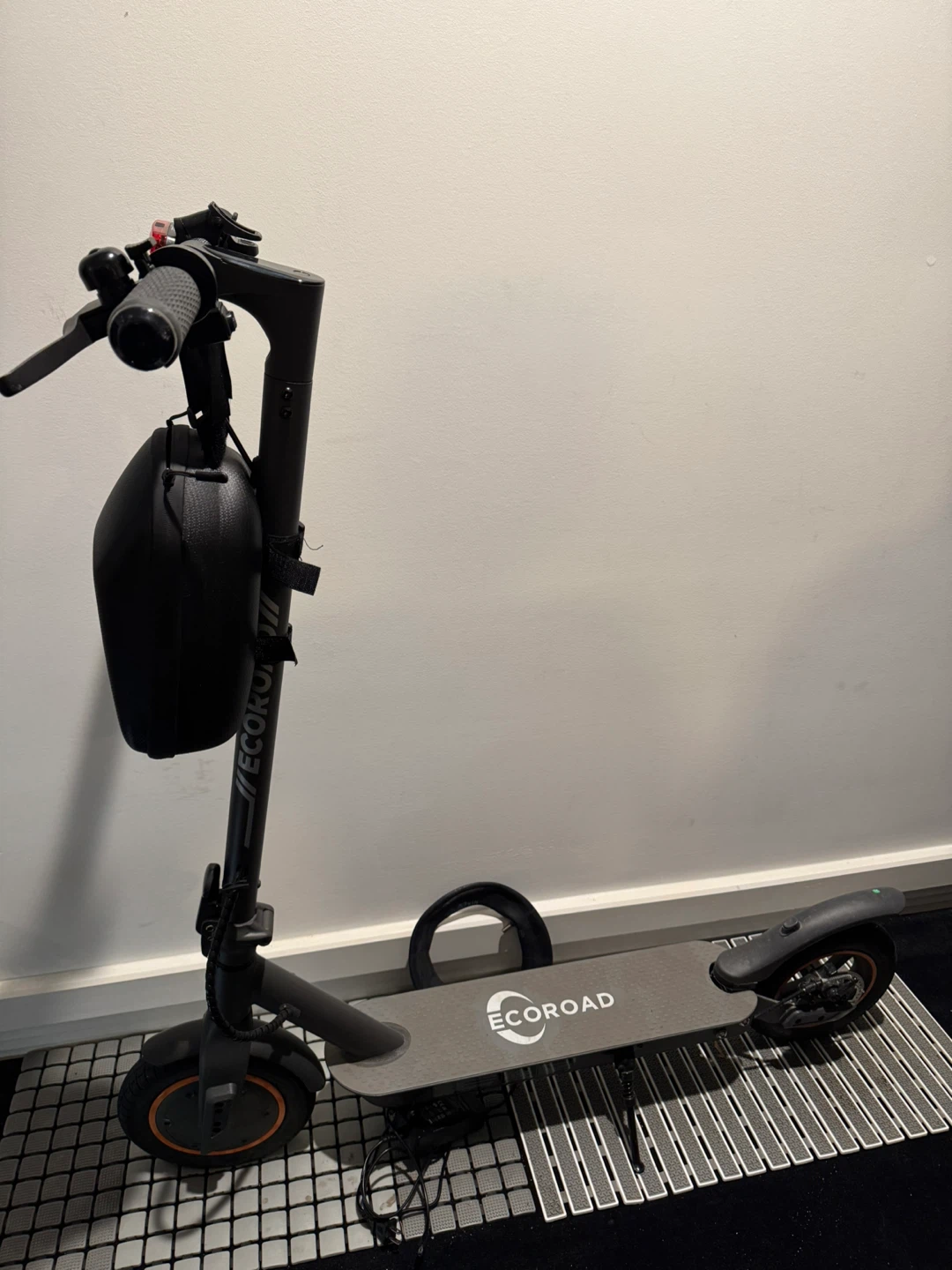 (As is) ECOROAD Electric Scooter, 25-29KM range, 350W, 30KM/h