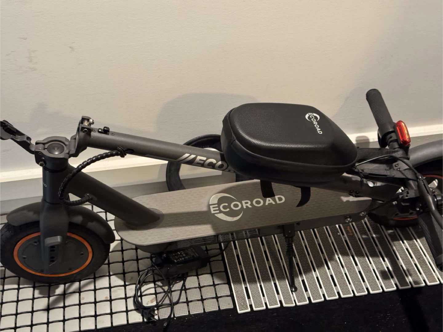 (As is) ECOROAD Electric Scooter, 25-29KM range, 350W, 30KM/h - photo 3
