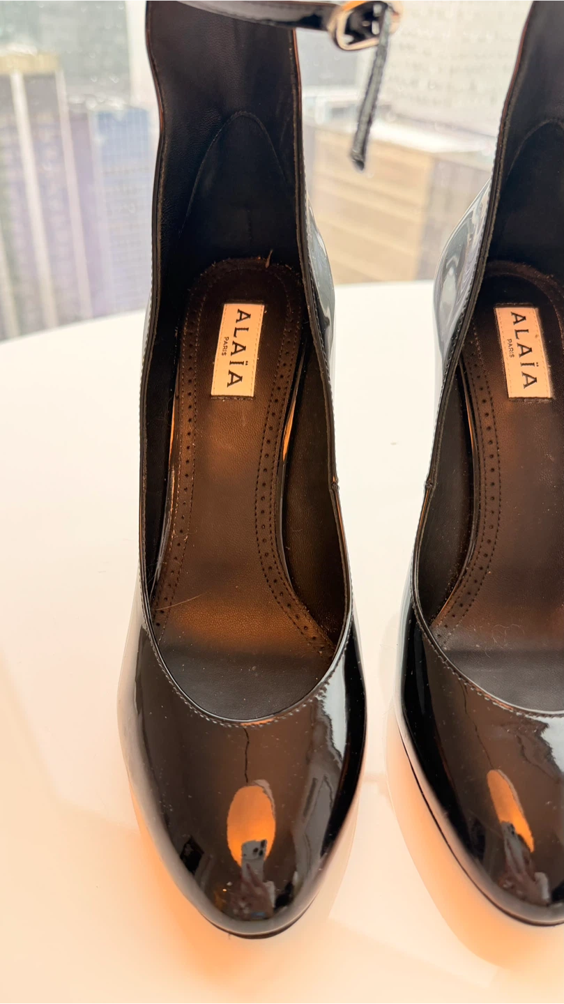 ALAÏA Black Patent Leather Ankle Strap Heels - photo 2